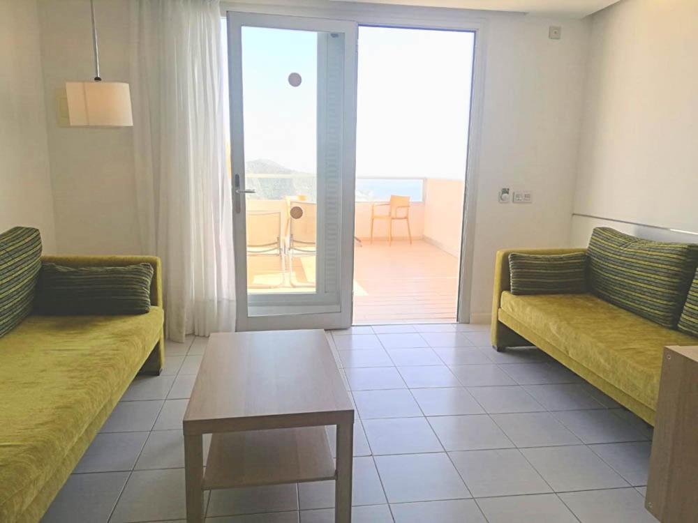 Classic One Bedroom Apartment with Balcony and Sea View and Air Conditioning