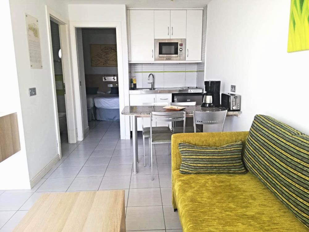 Classic One Bedroom Apartment with Balcony and Sea View and Air Conditioning