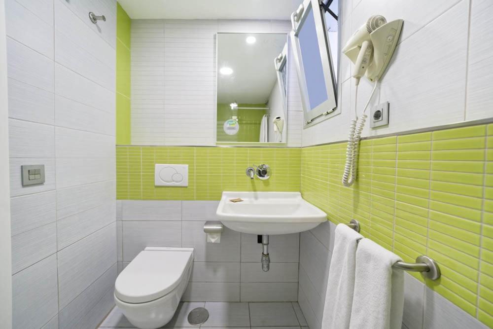 Classic One Bedroom Apartment with Balcony and Sea View - Photo 13