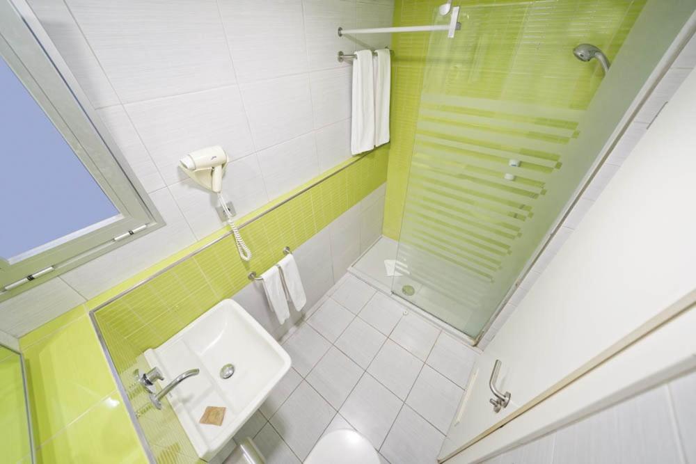 Classic Double room with small balcony thumbnail 5