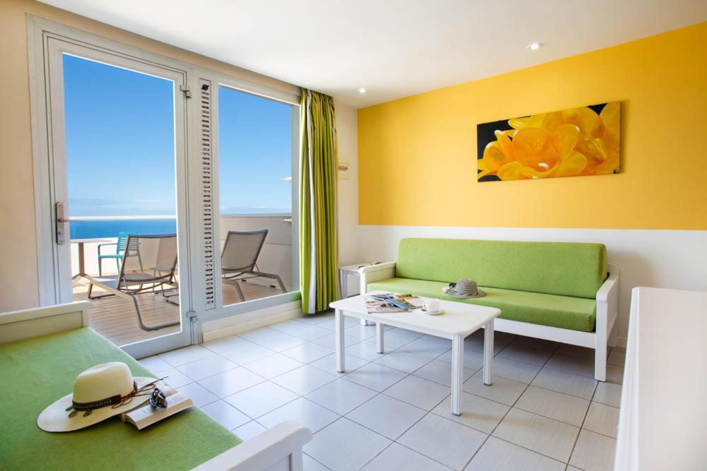 Classic One Bedroom Apartment with Balcony and Sea View thumbnail 5