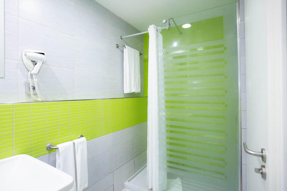 Classic One Bedroom Apartment with Balcony and Sea View - Photo 9
