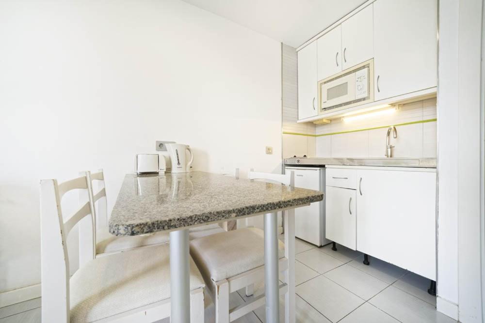 Classic One Bedroom Apartment with Balcony and Sea View thumbnail 6