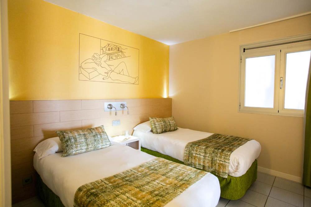 Classic One Bedroom Apartment with Balcony and Sea View
