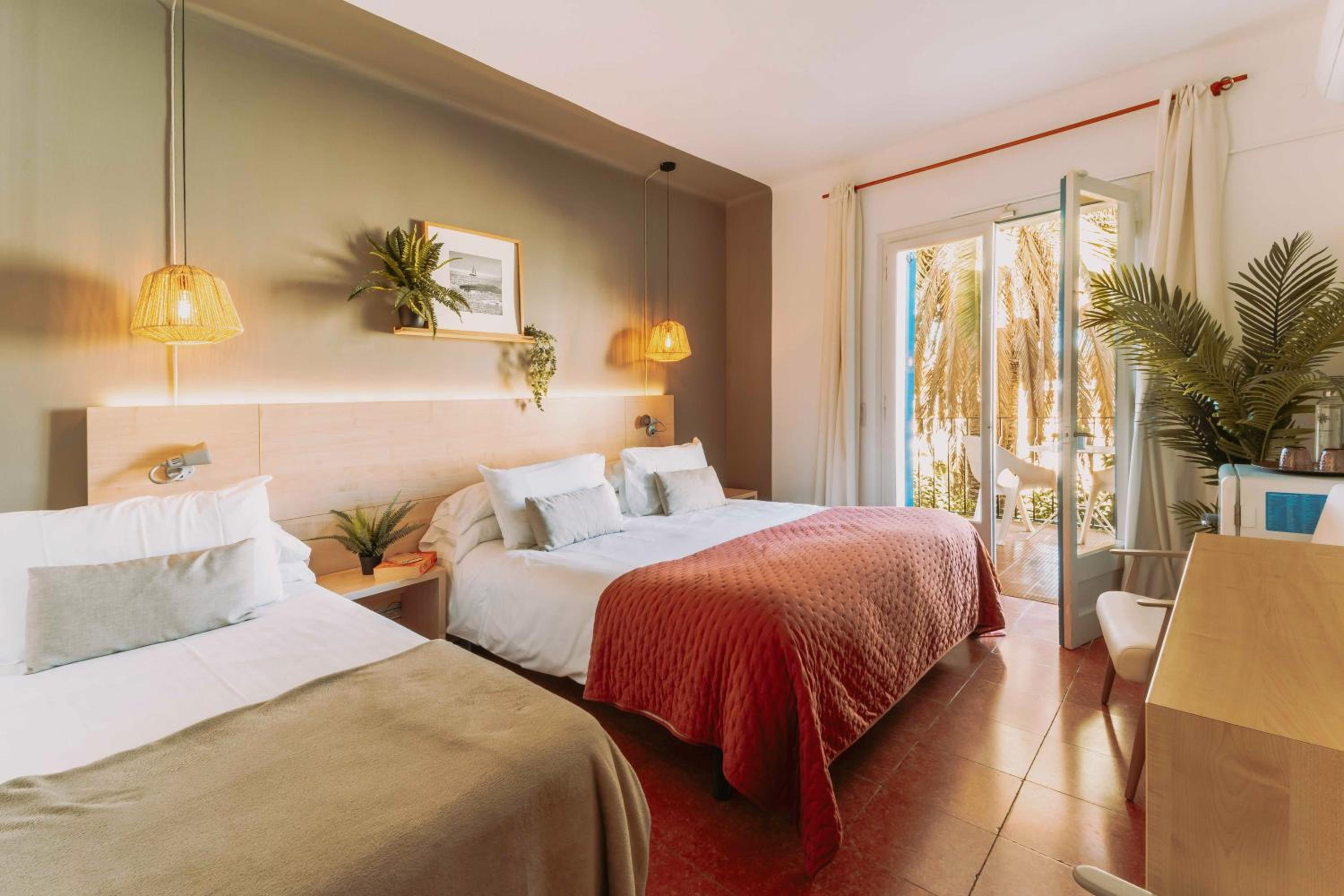 Habitación Triple con Vista al Jardín