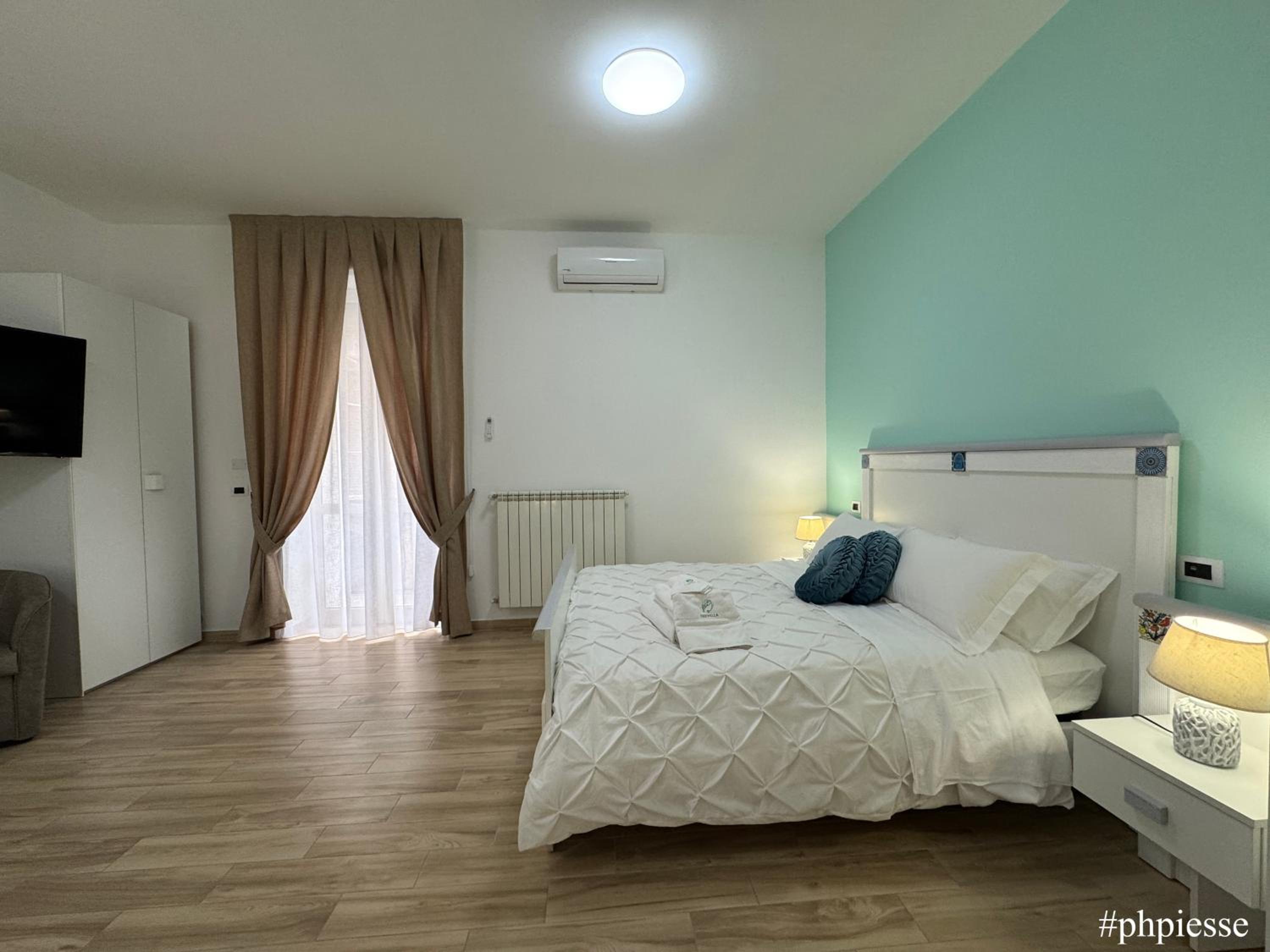 Deluxe Queen Room with Two Queen Beds - Photo 7