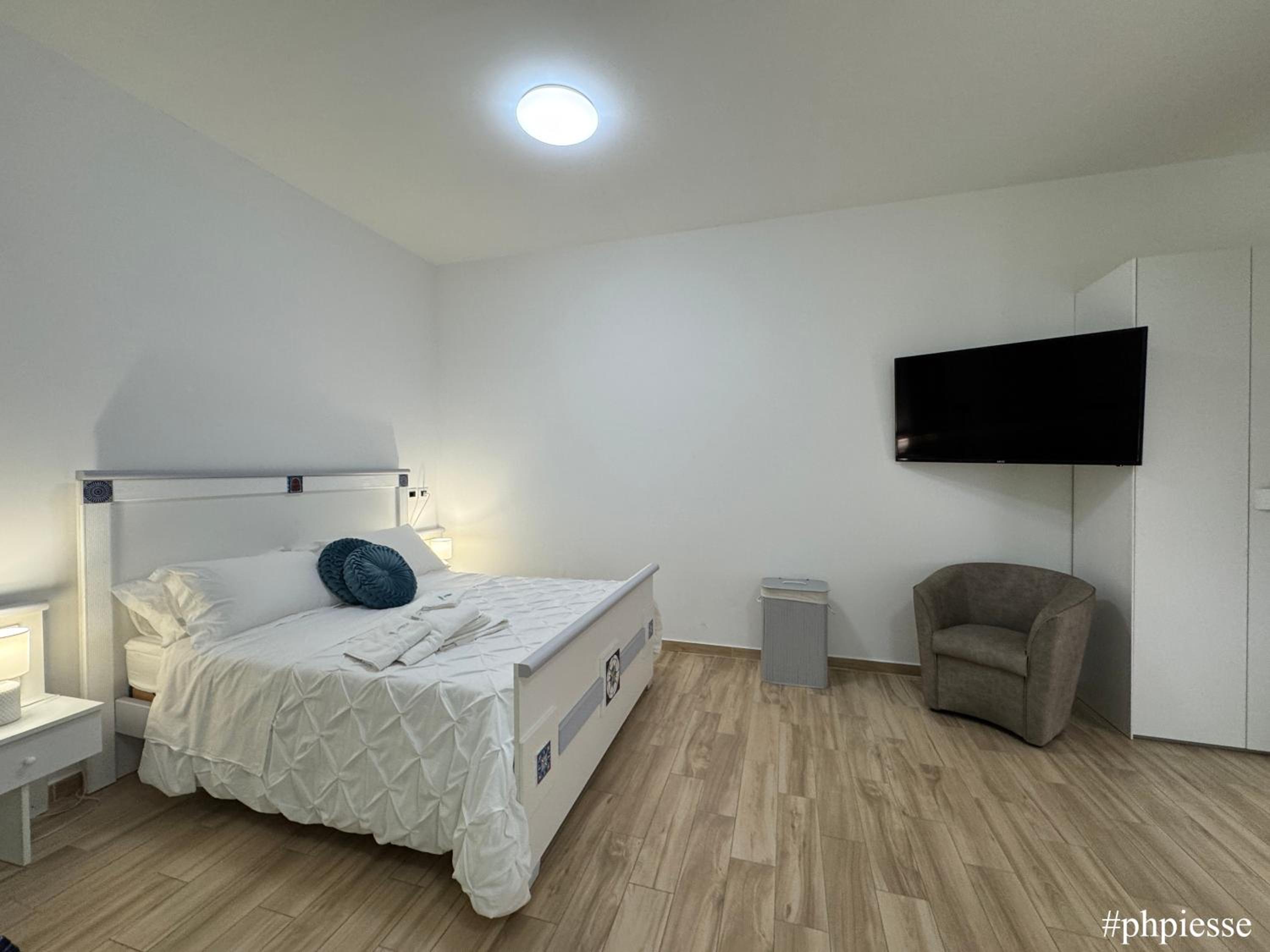 Deluxe Queen Room with Two Queen Beds - Photo 4