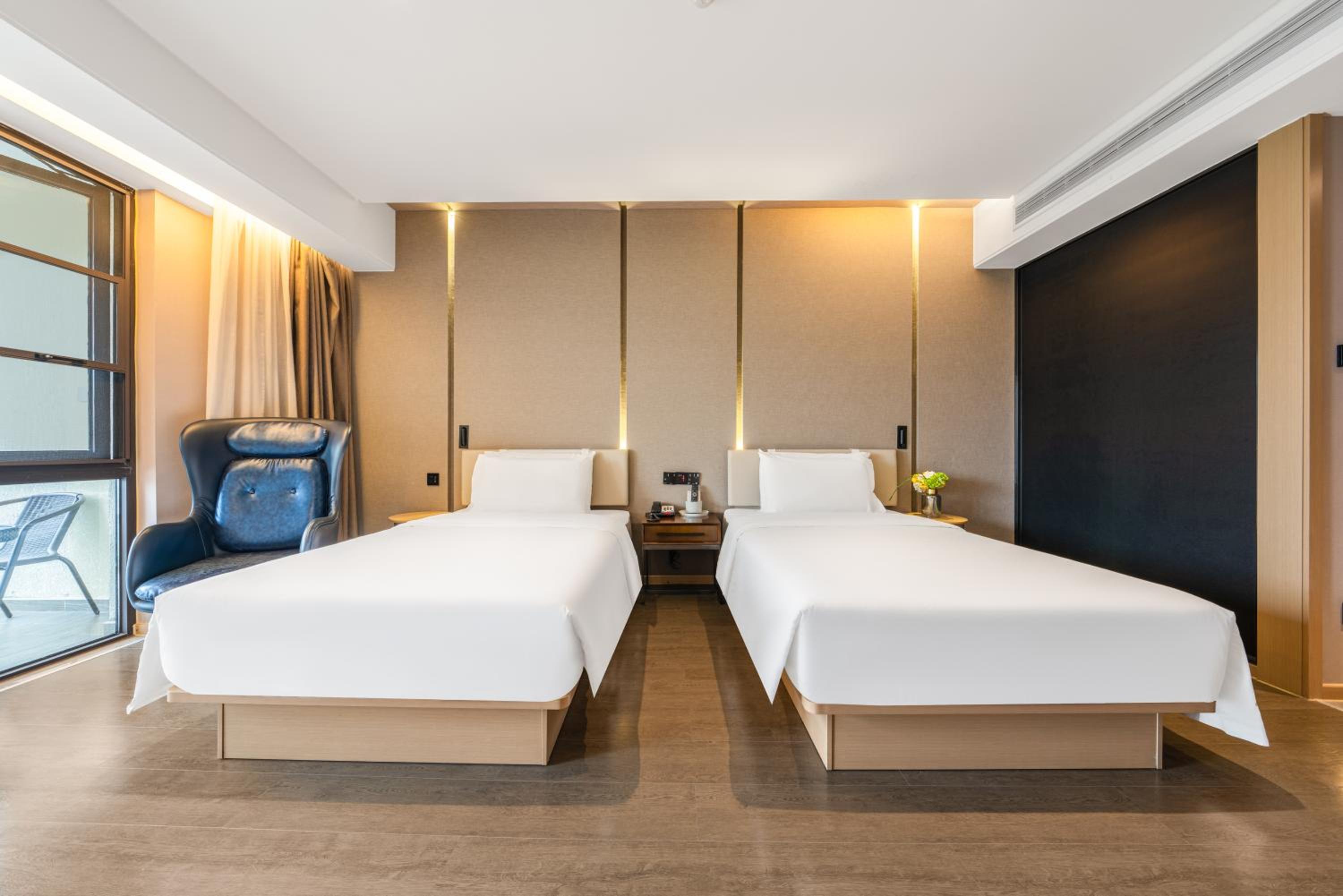 Superior Twin Room with Lake View - Photo 1