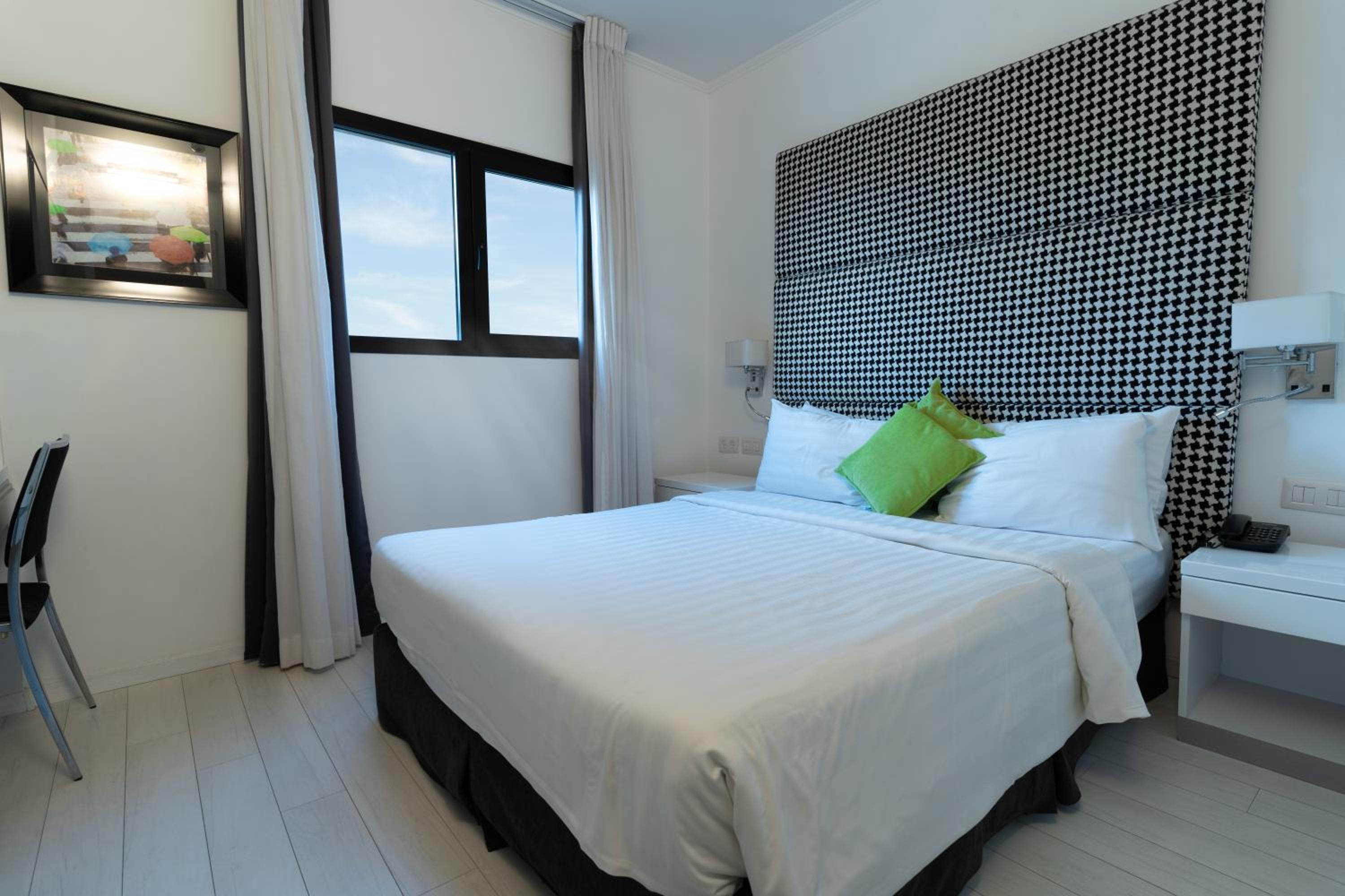 Queen Suite with Sofa Bed - Photo 2