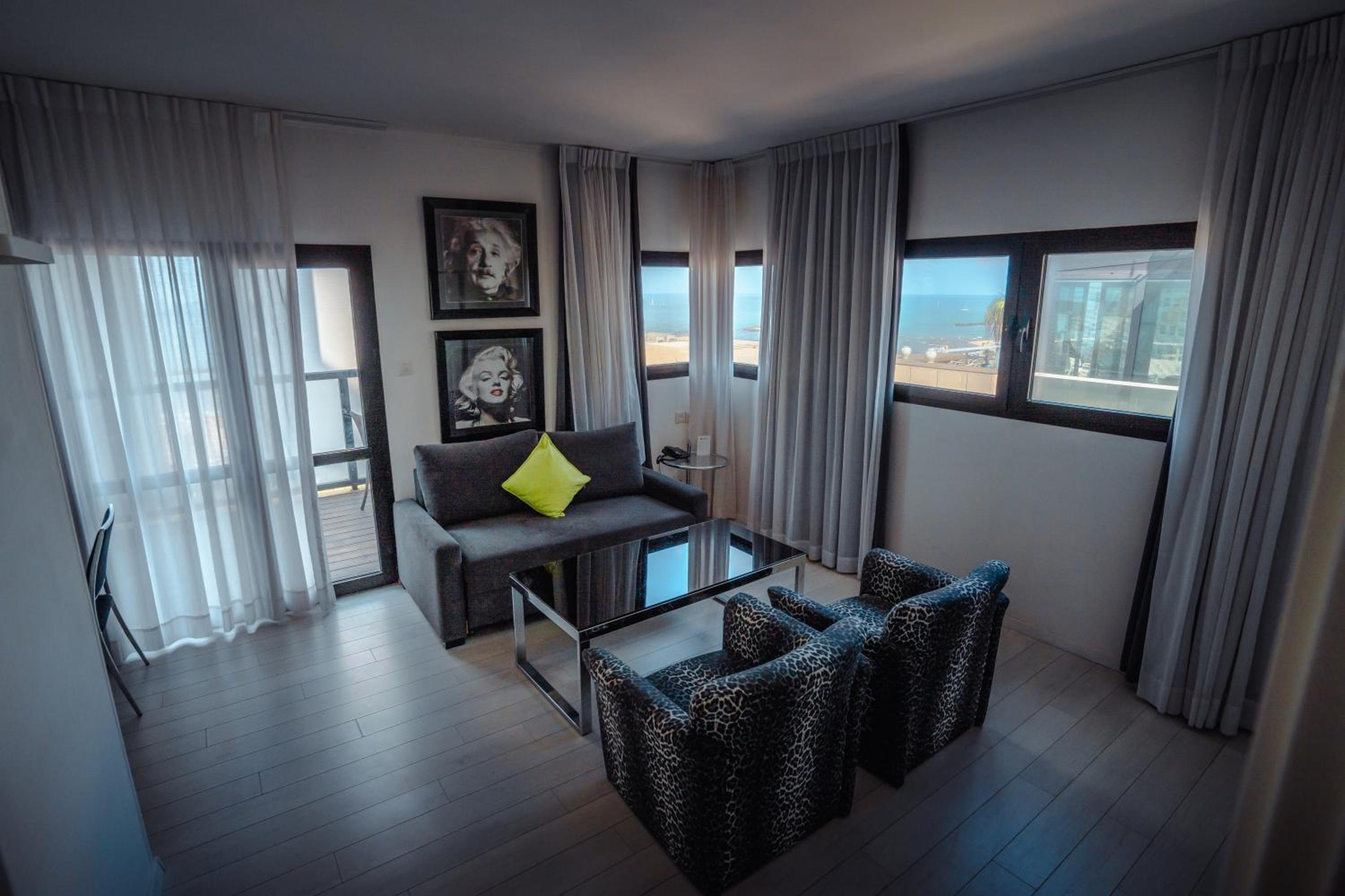 Executive One-Bedroom Suite with Balcony, Kitchenette & Sea View  photo 1