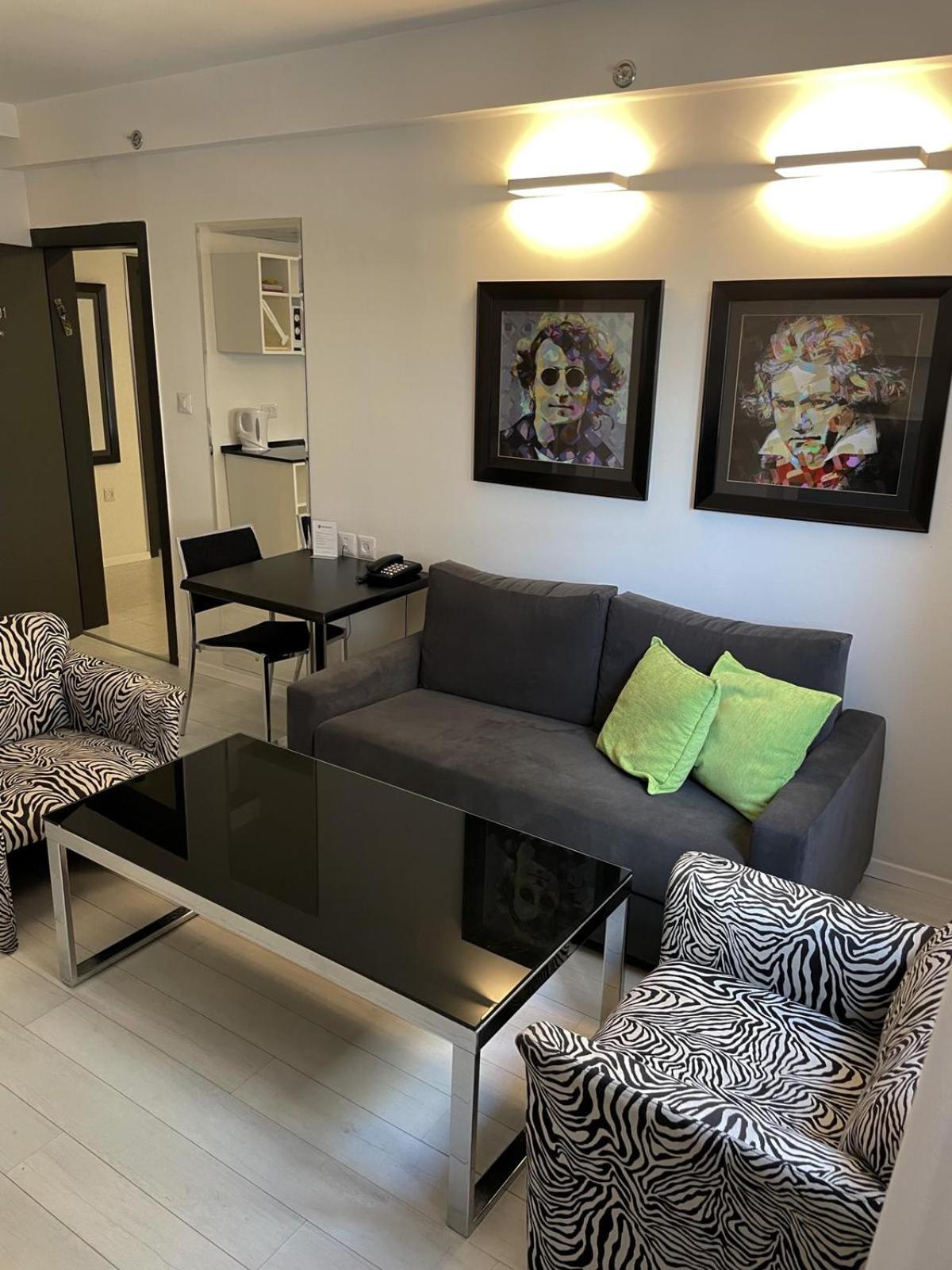 Queen Suite with Sofa Bed - Photo 3