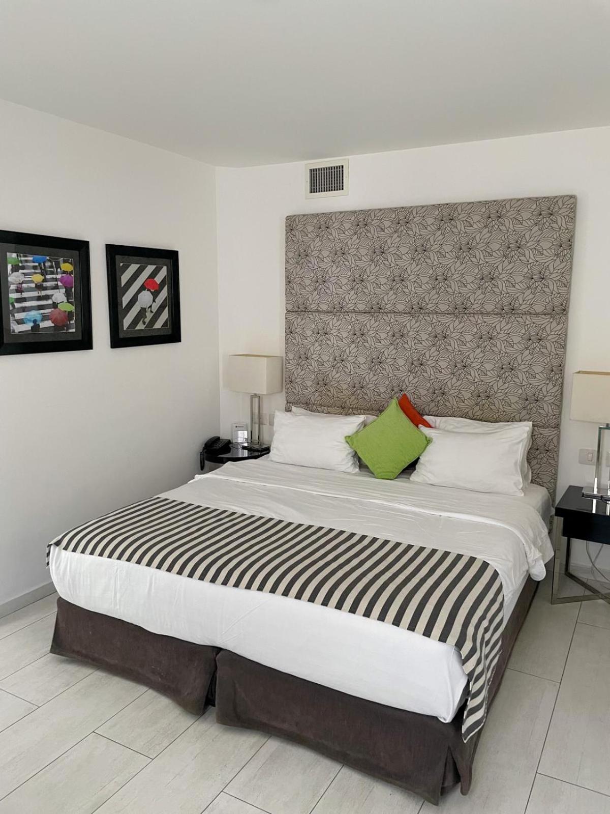 Queen Suite with Sofa Bed - Photo 5