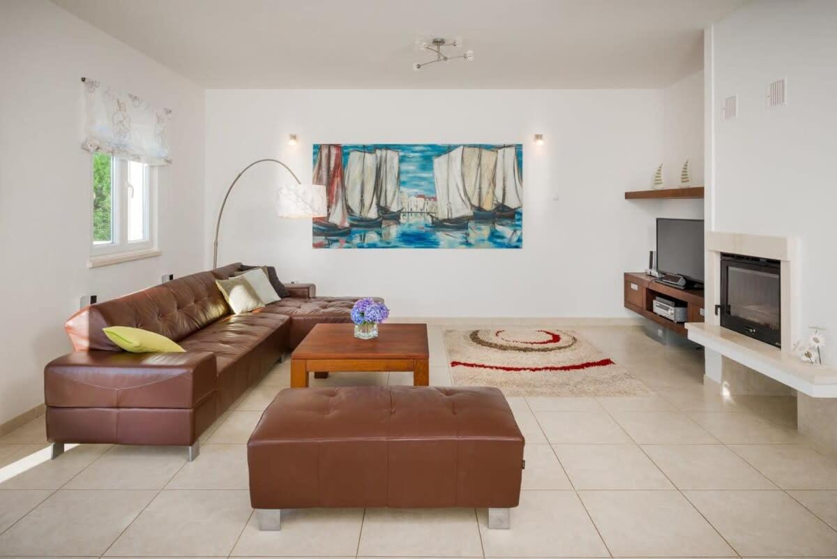 Six-Bedroom Villa  photo 1