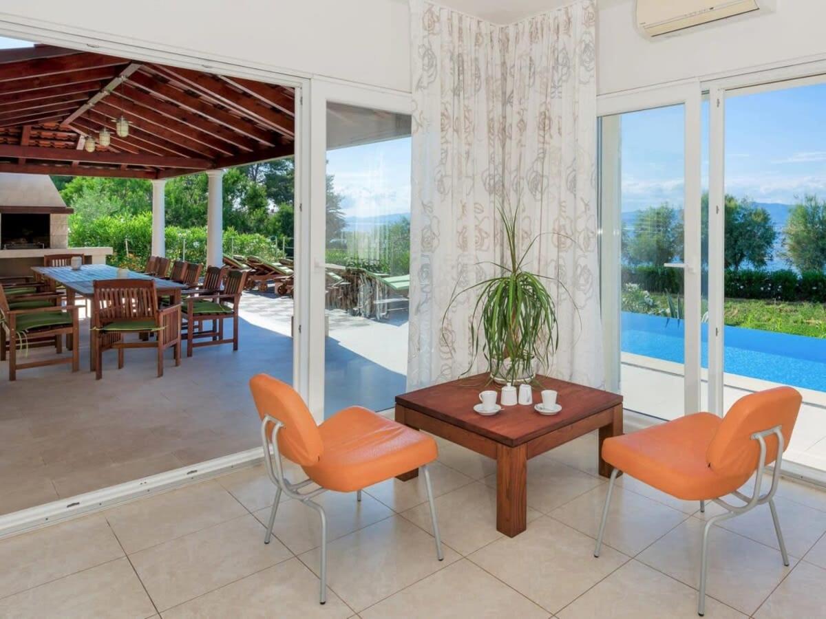 Six-Bedroom Villa  photo 2