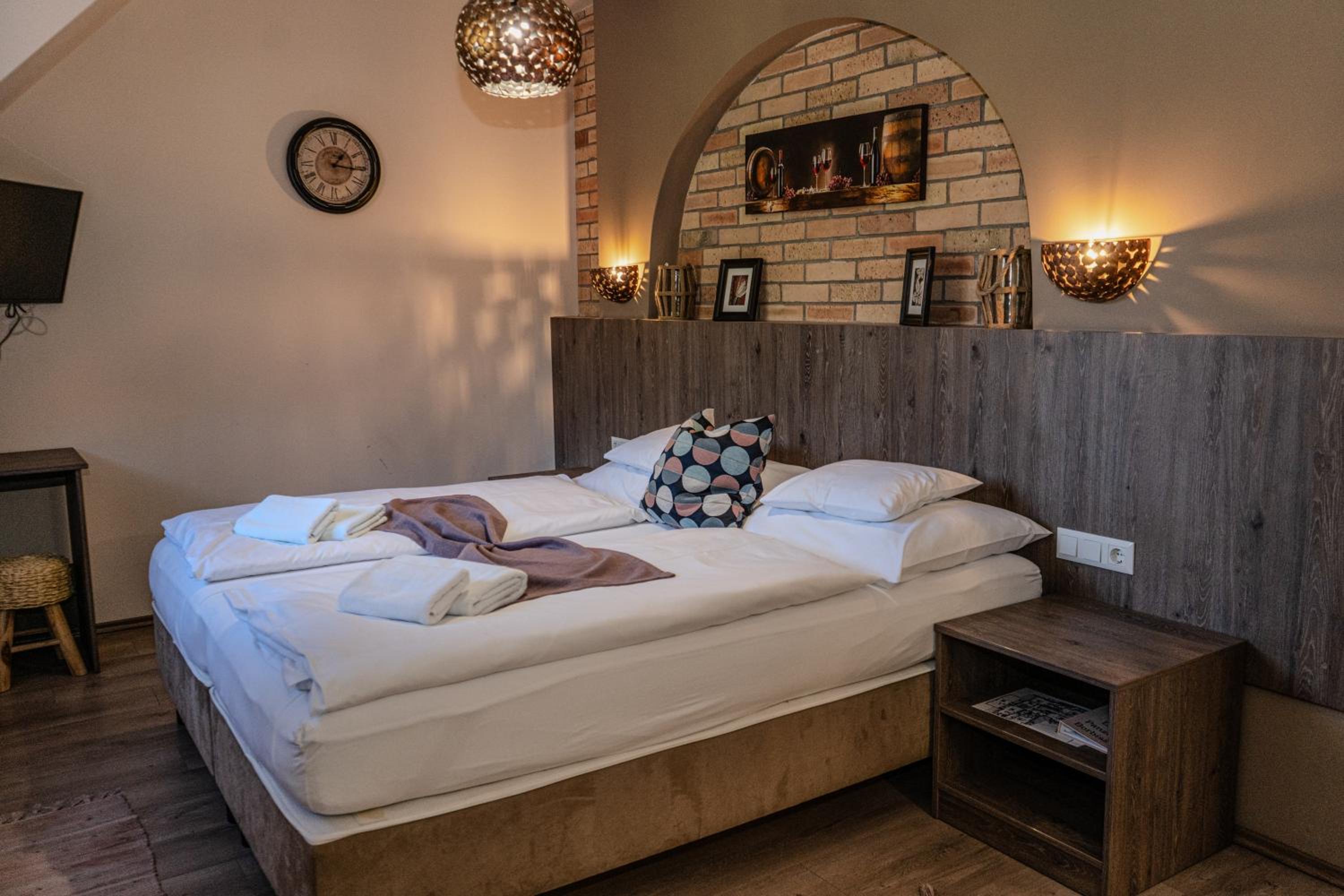 Double or Twin Room with Private Bathroom - Photo 1