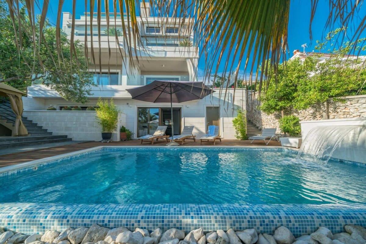 Five-Bedroom Villa photo 3