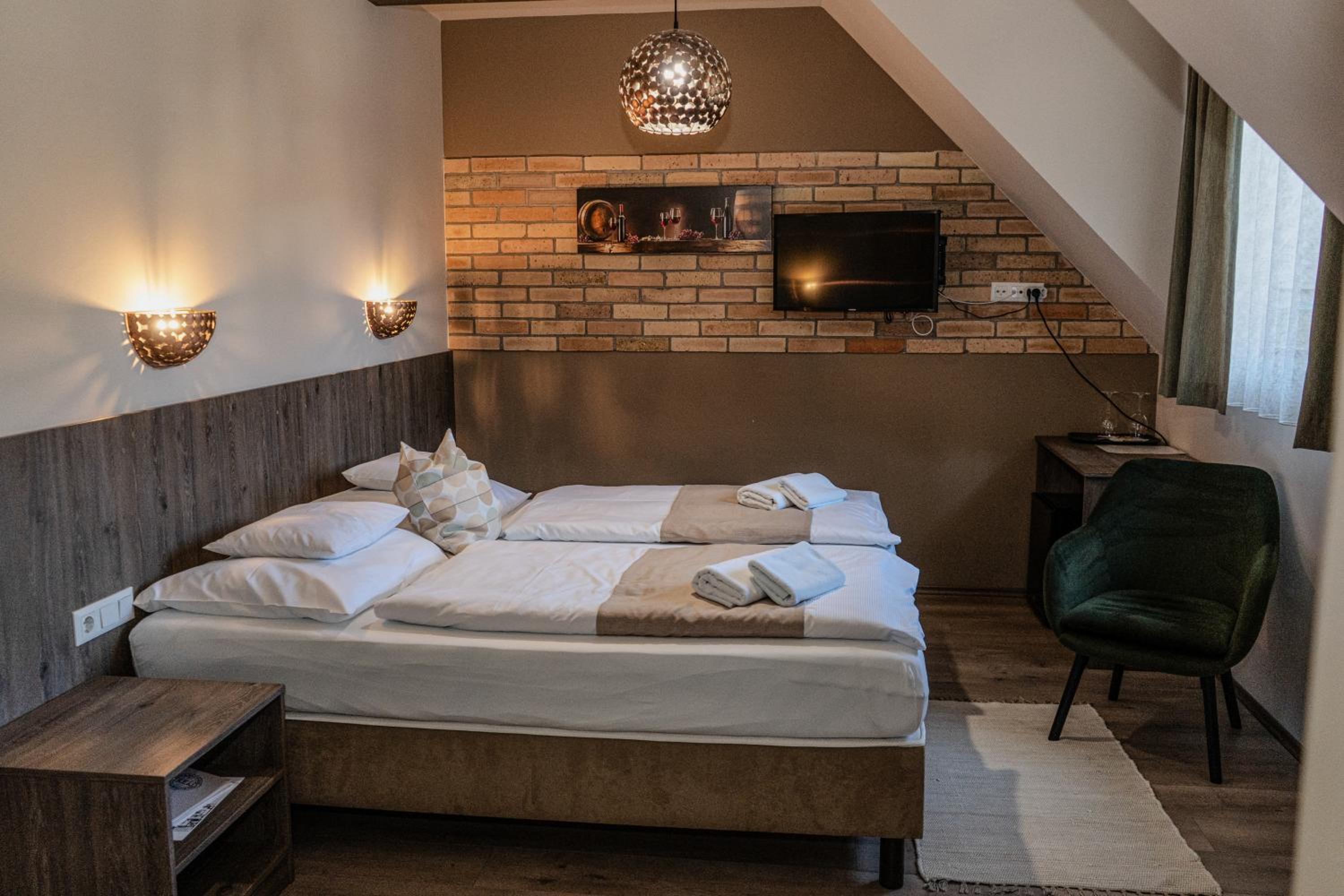 Double or Twin Room with Private Bathroom - Photo 4