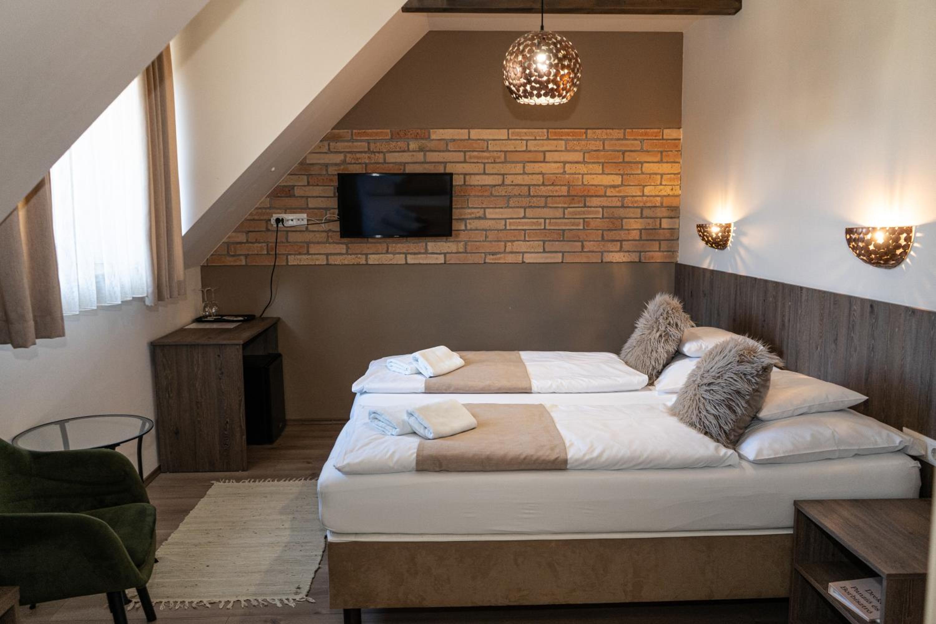 Double or Twin Room with Private Bathroom - Photo 6