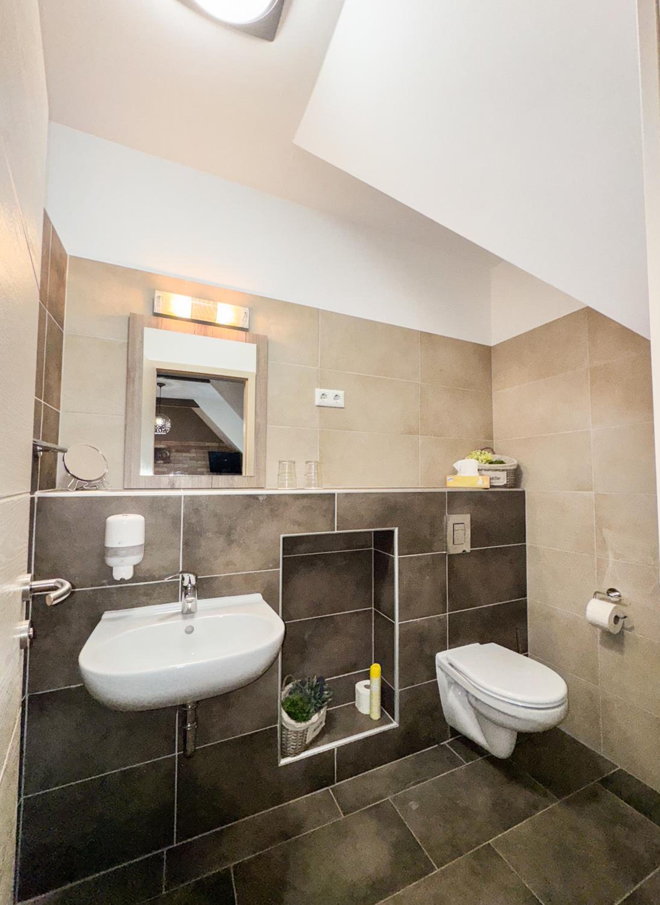 Double or Twin Room with Private Bathroom - Photo 2