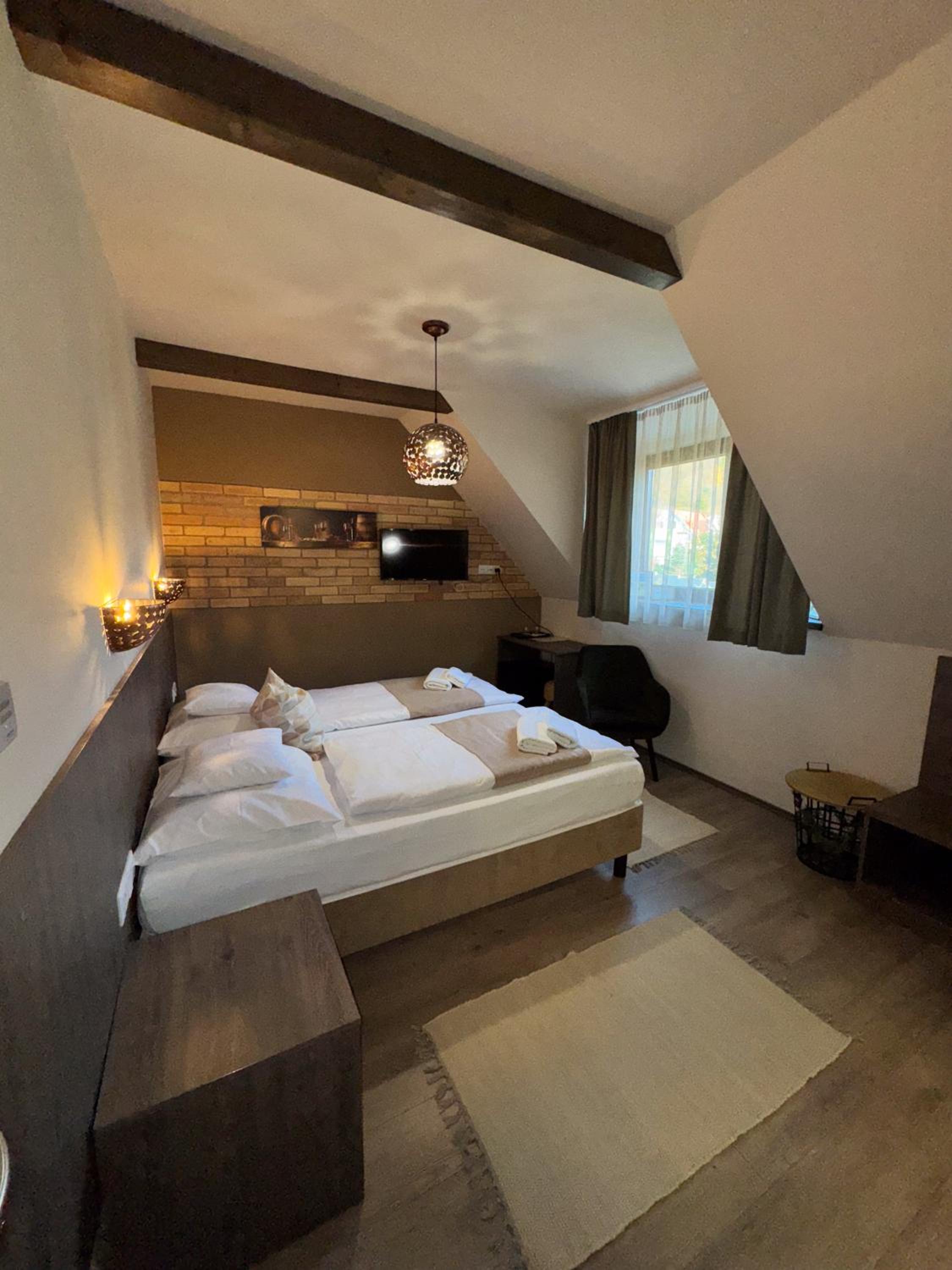 Double or Twin Room with Private Bathroom - Photo 8