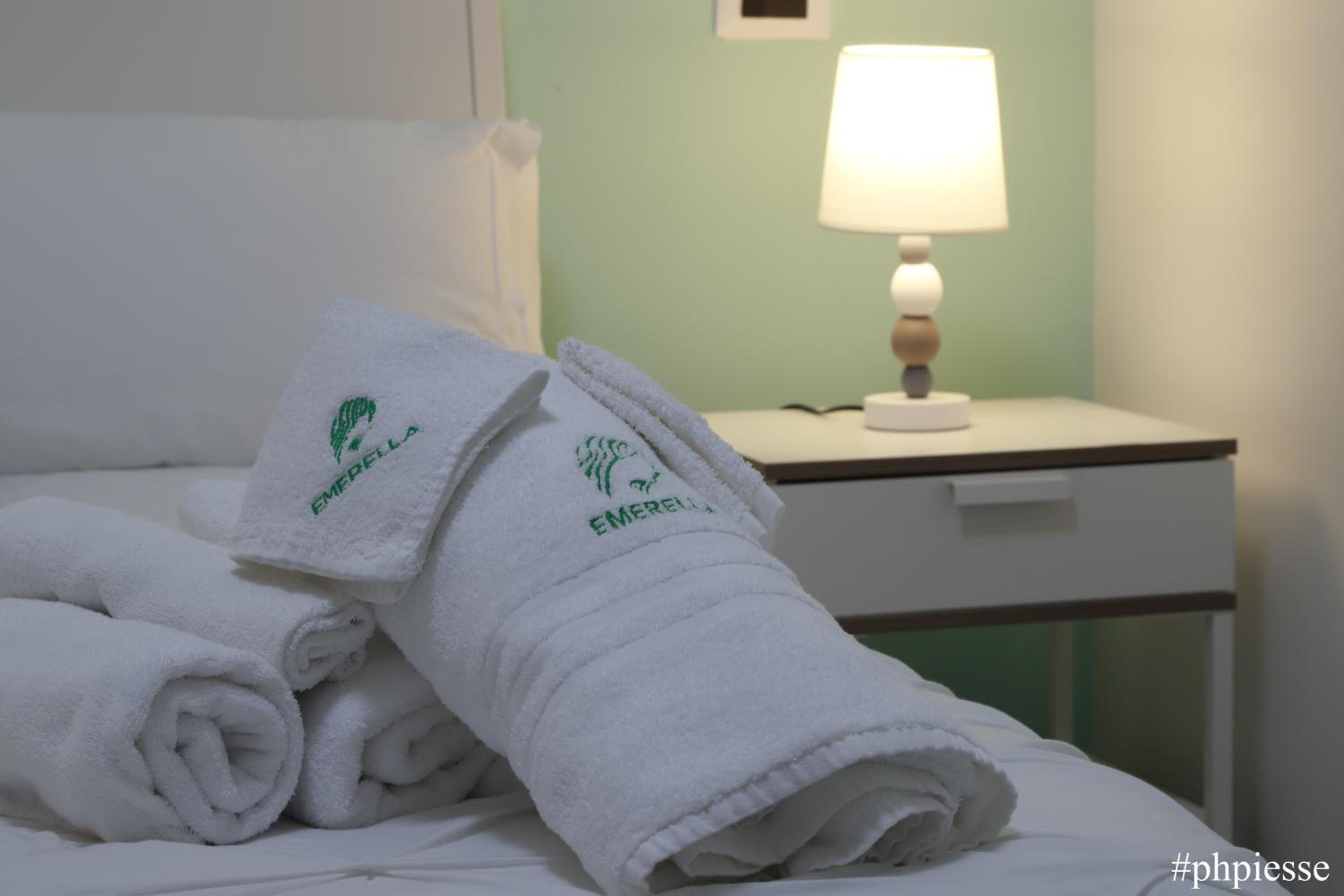 Deluxe Room (2 Adults + 1 Child) - Photo 2