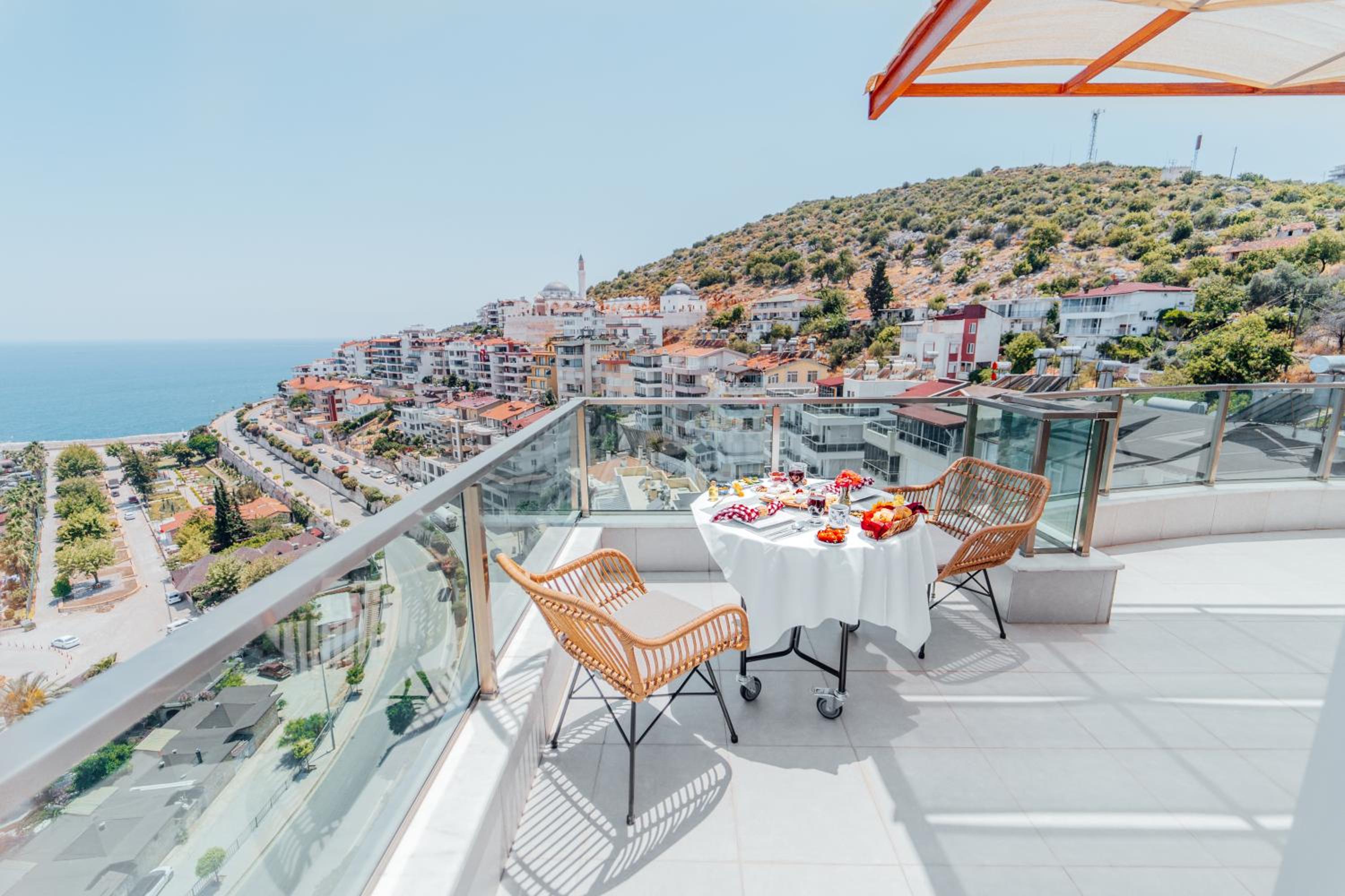Deluxe Suite with Sea View - Photo 3
