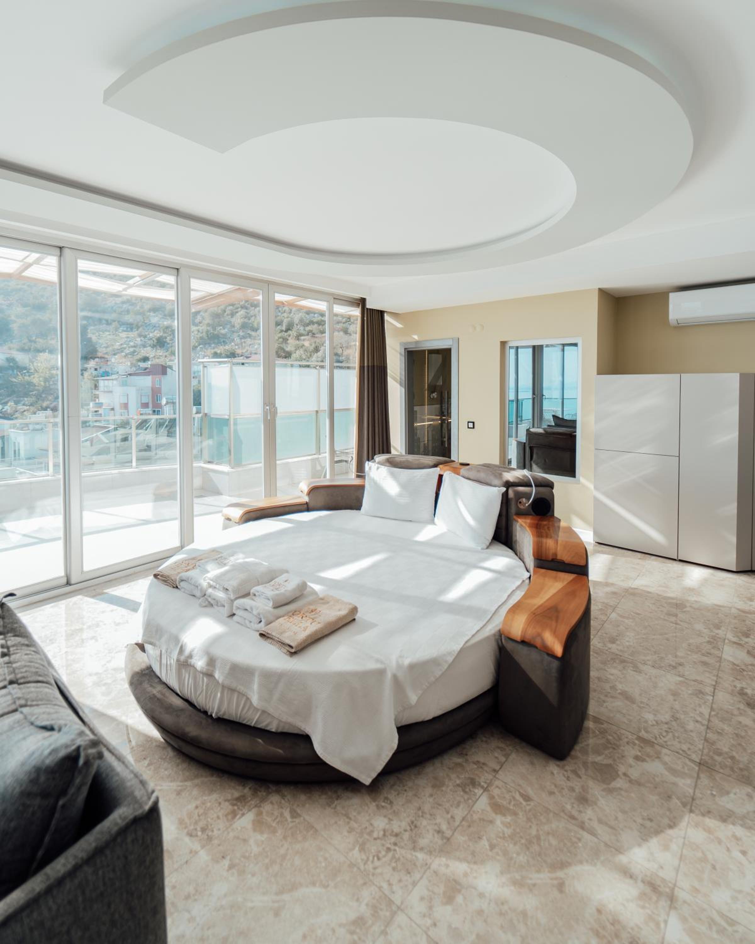 Deluxe Suite with Sea View - Photo 1