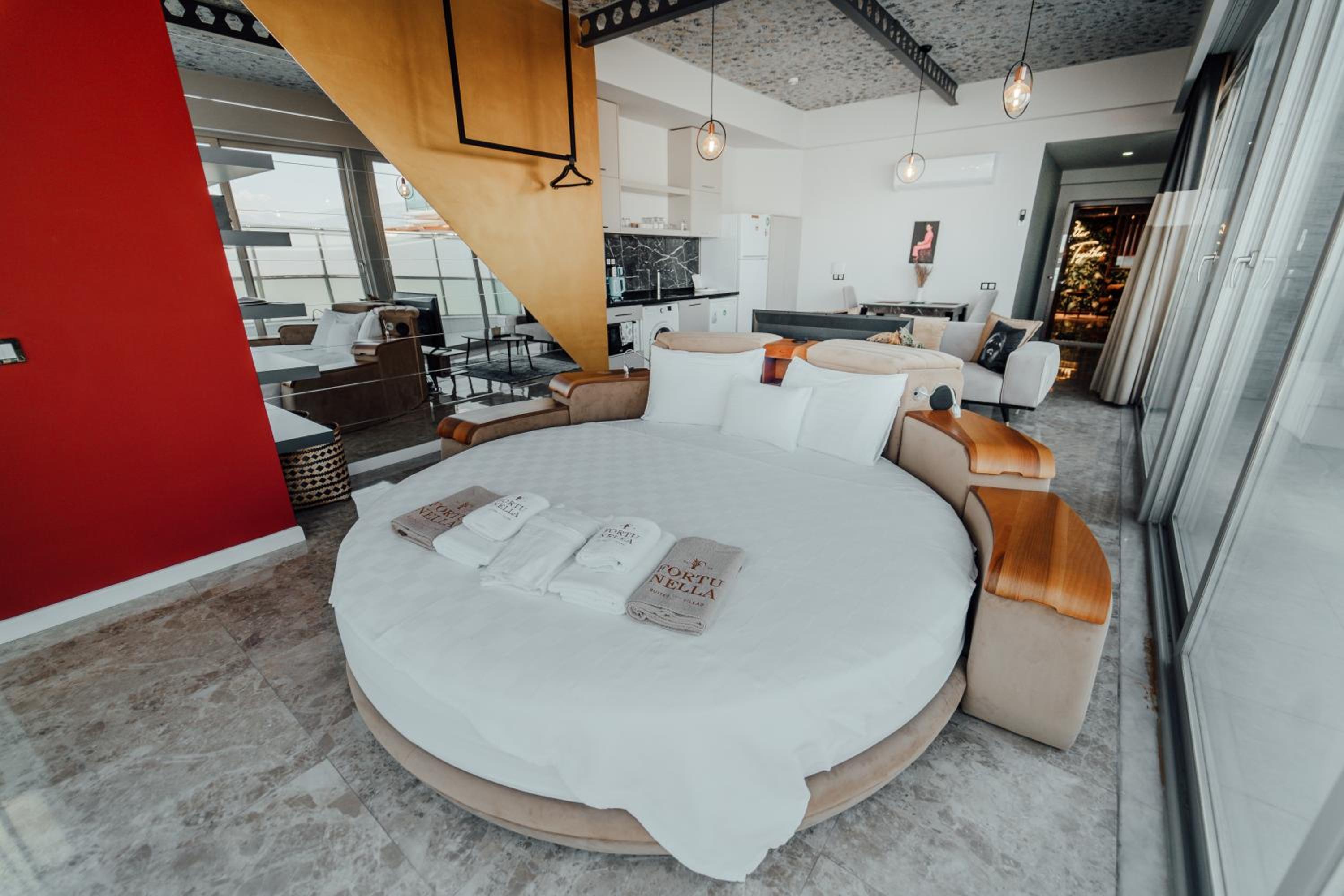 Deluxe Suite with Sea View - Photo 9