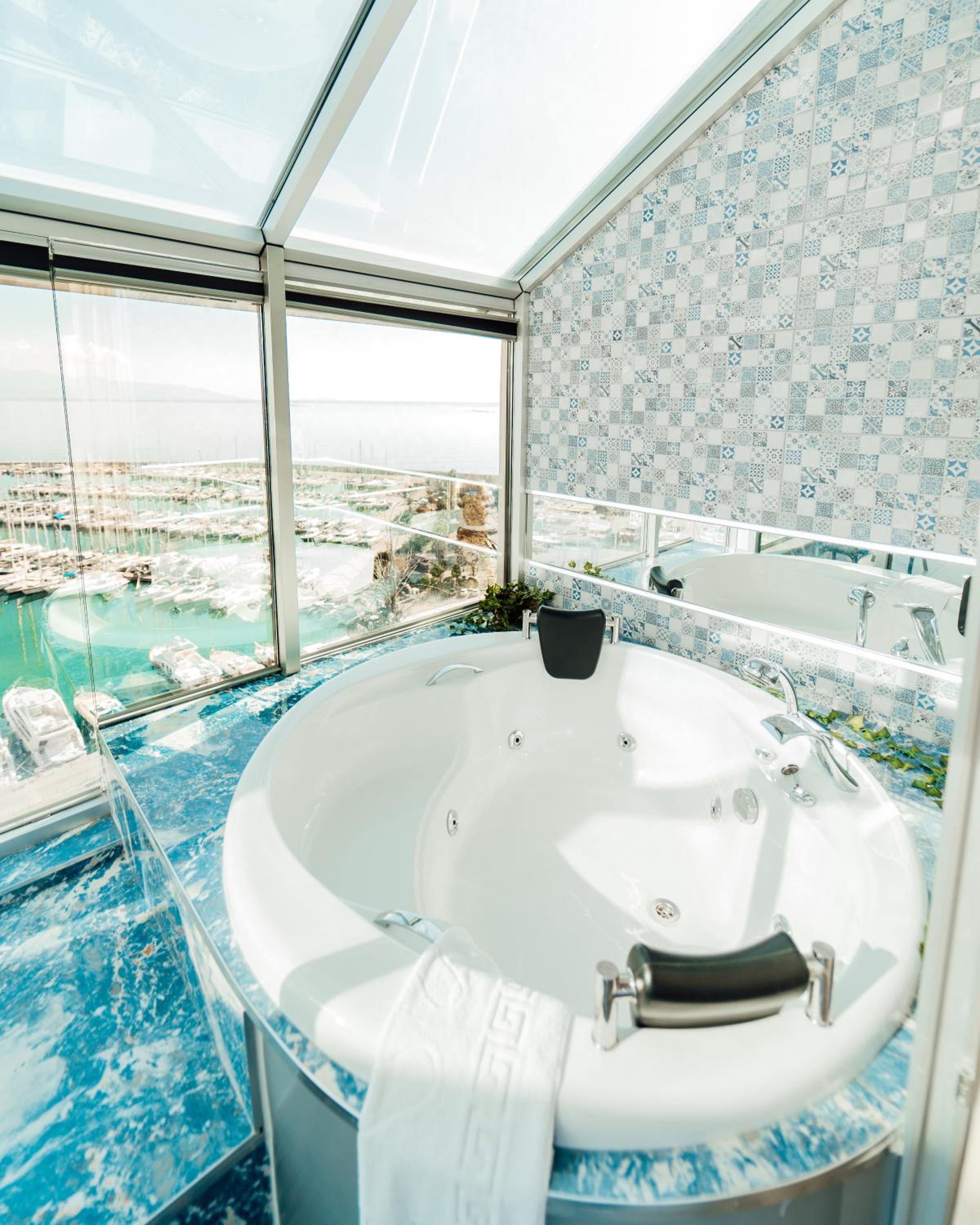 Deluxe Suite with Sea View - Photo 8