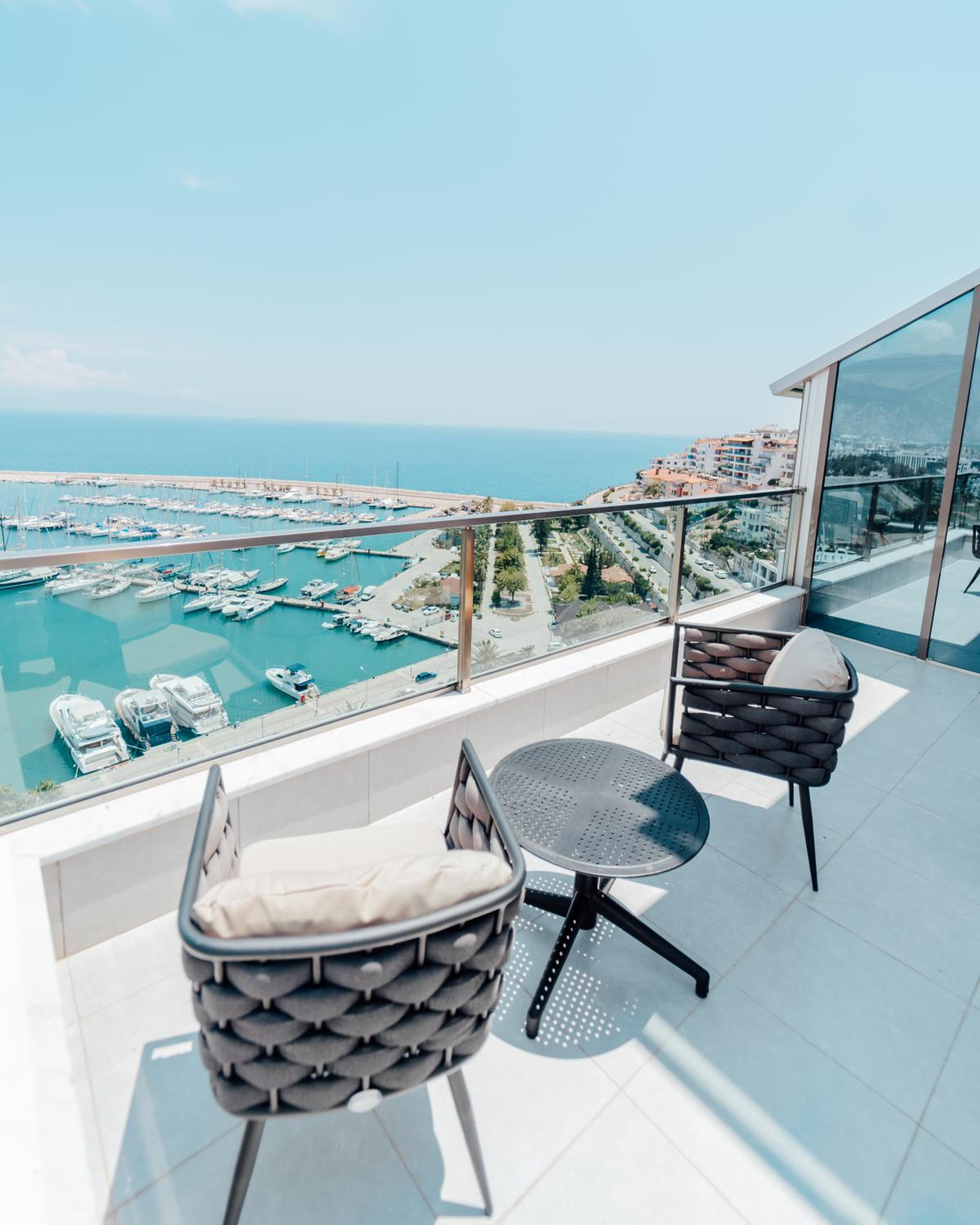 Deluxe Suite with Sea View - Photo 6