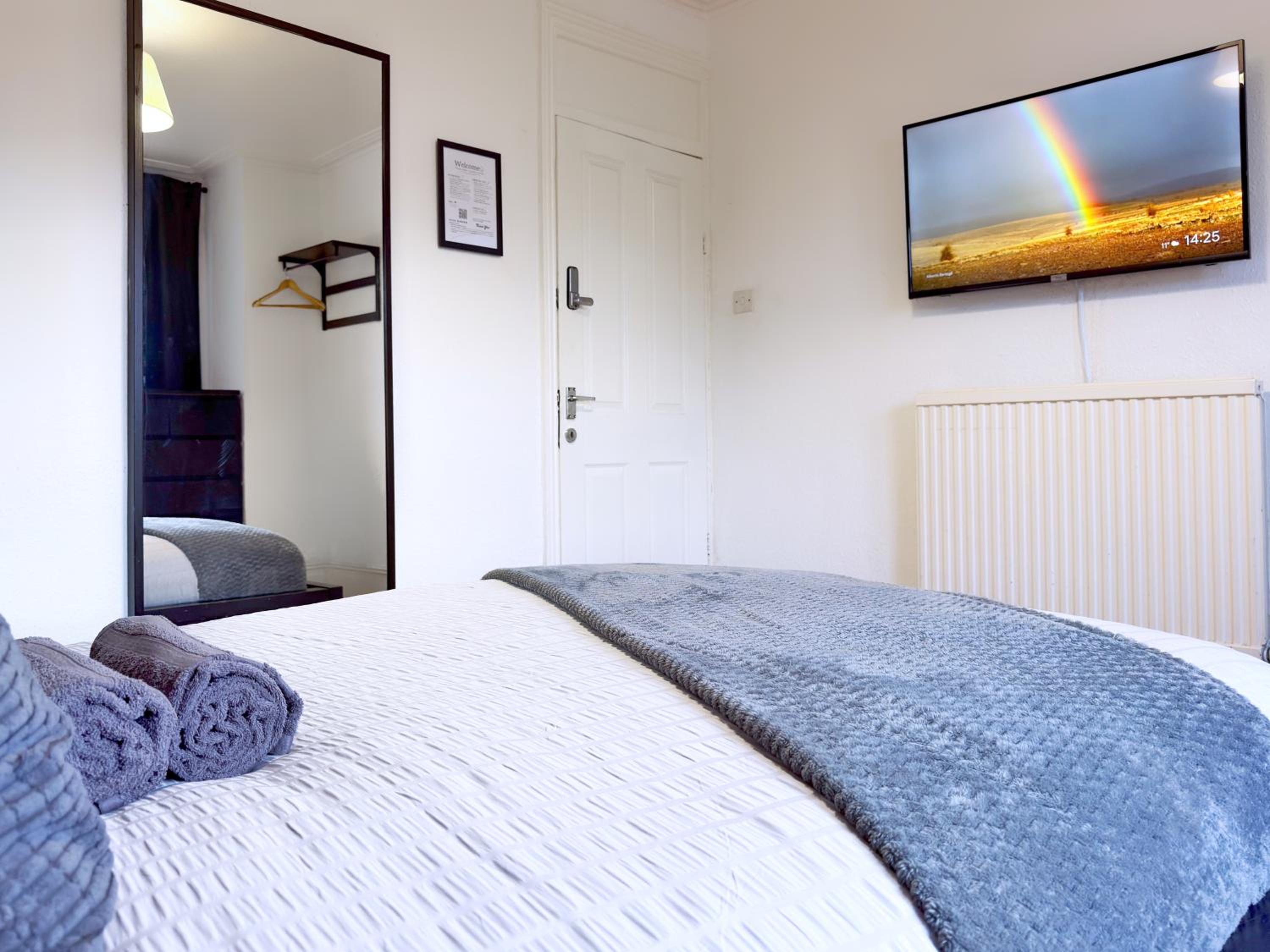Large Double Room with Shared Bathroom photo 3