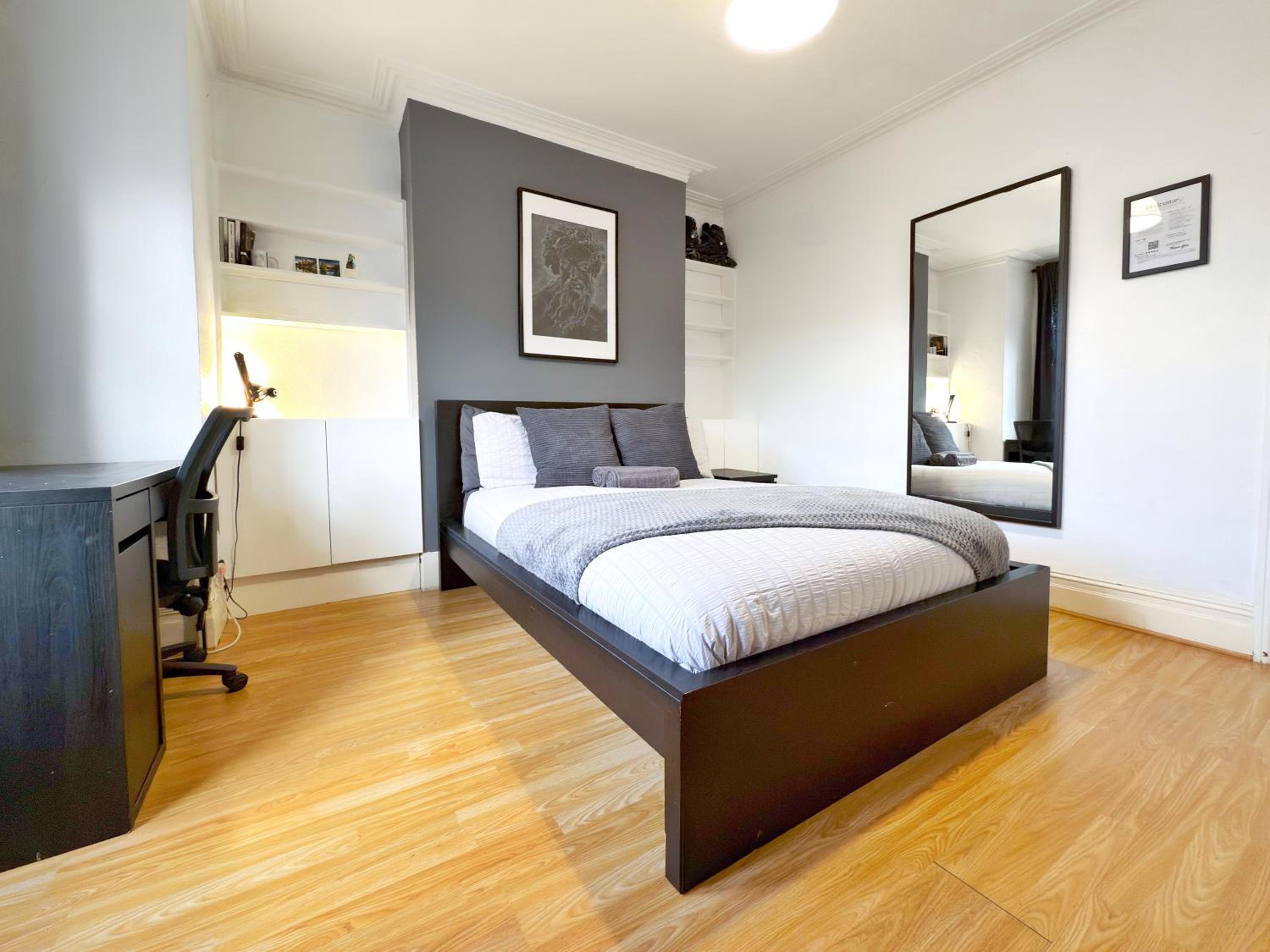 Large Double Room with Shared Bathroom photo 1