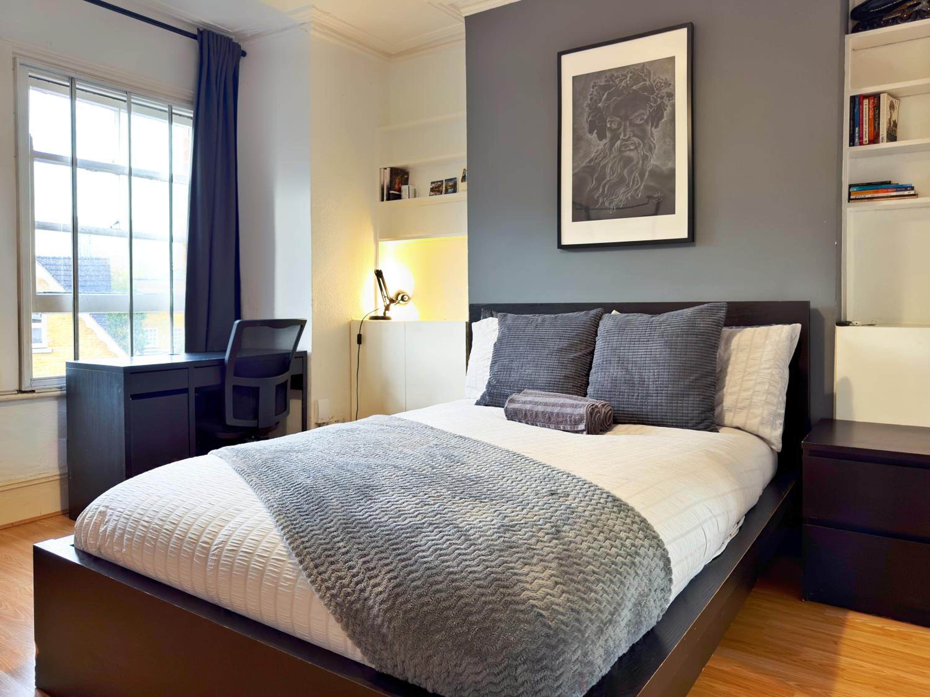Large Double Room with Shared Bathroom photo 2