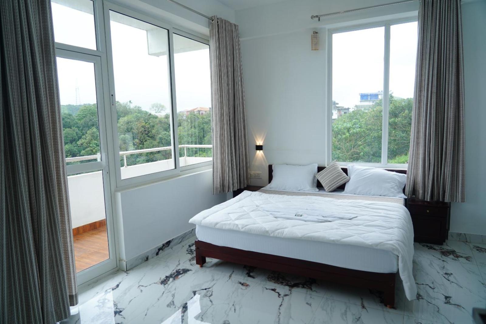 Deluxe Double Room with Balcony photo 2
