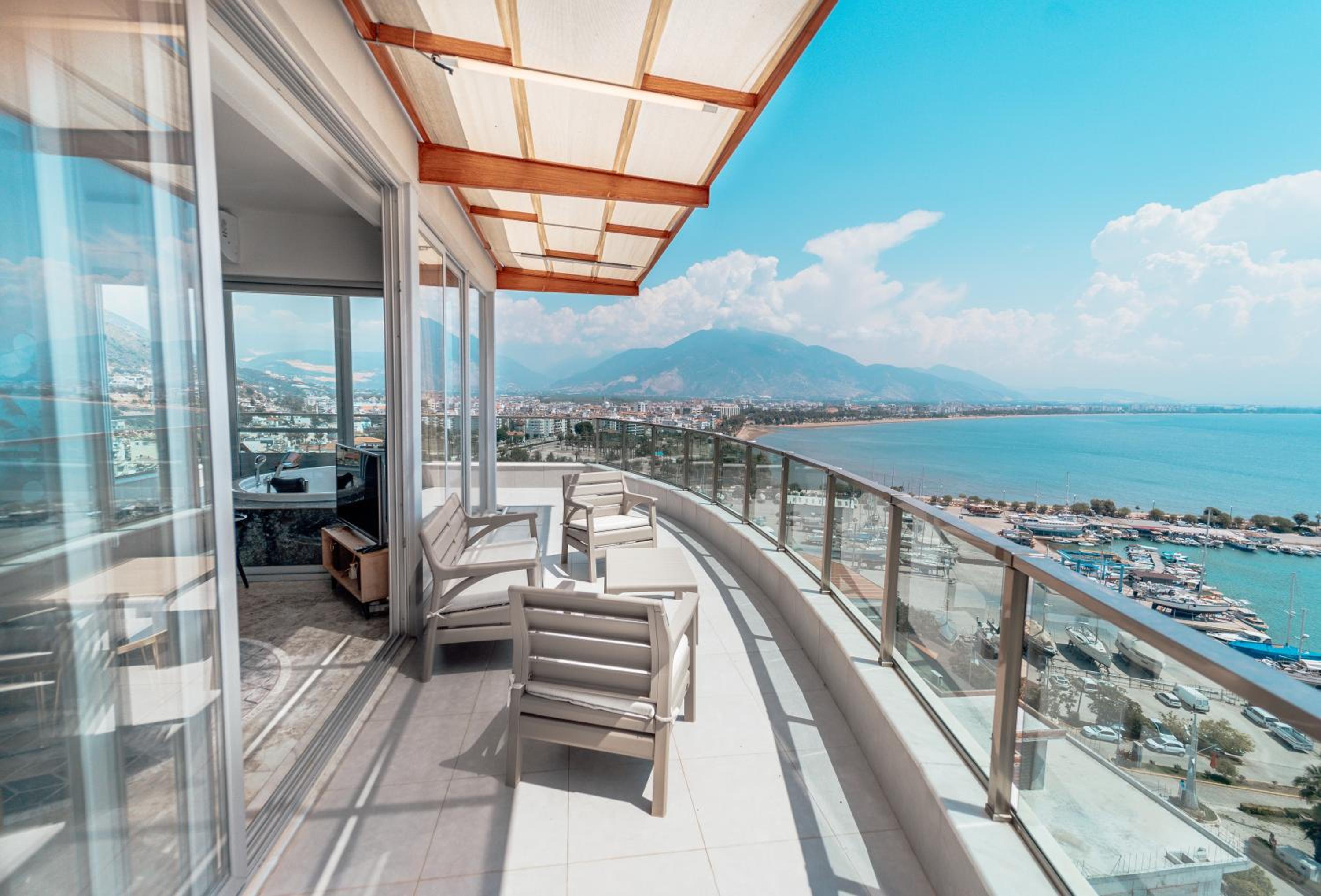 Family Suite with Balcony - Photo 6