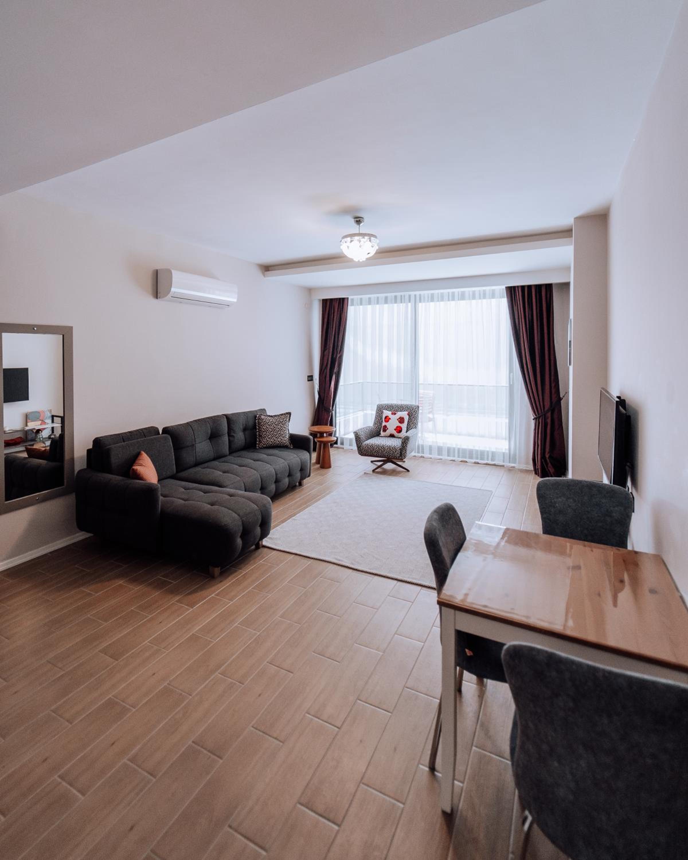 Apartment with Terrace - Photo 9