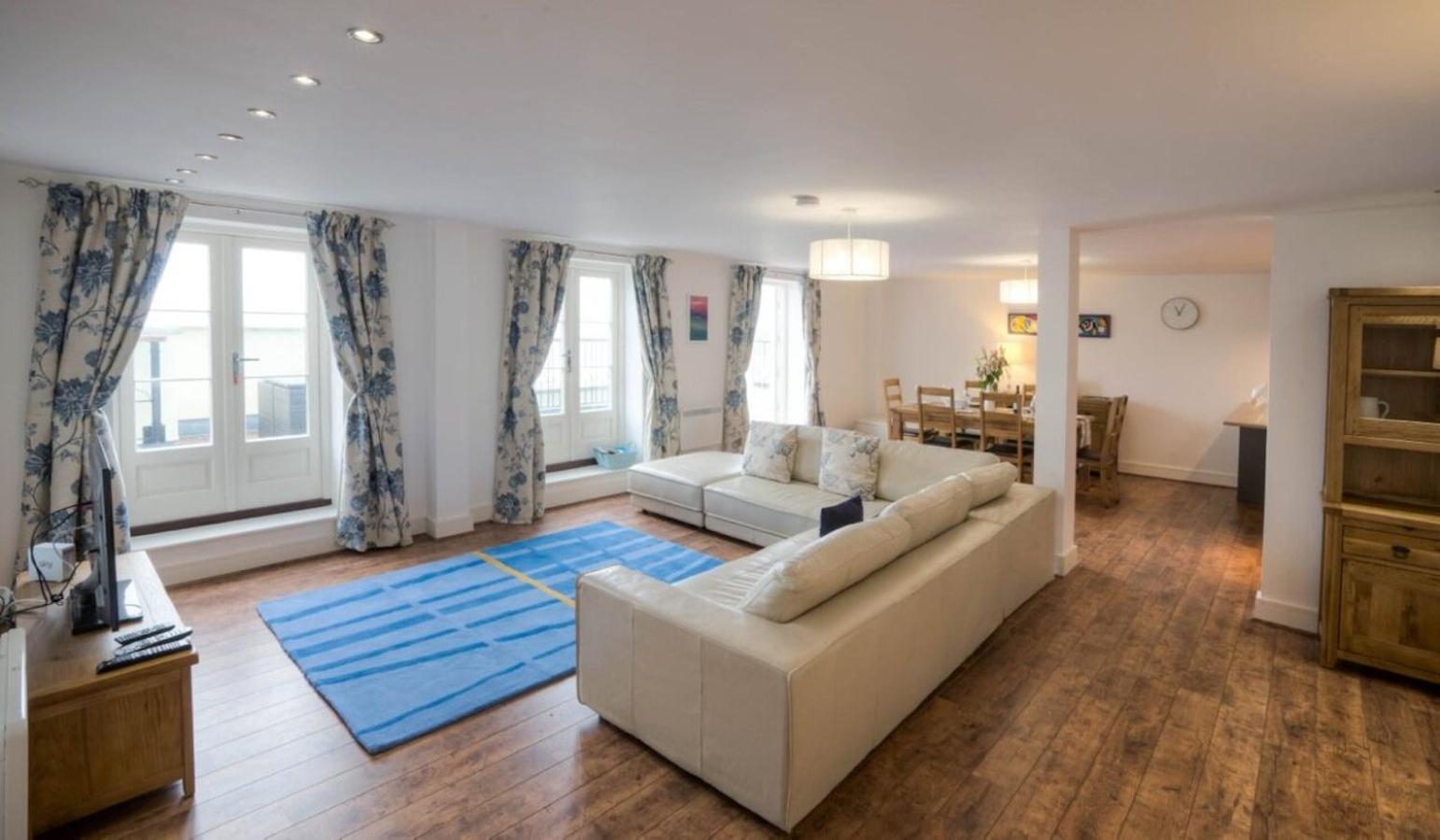 Three-Bedroom Apartment with Balcony photo 1
