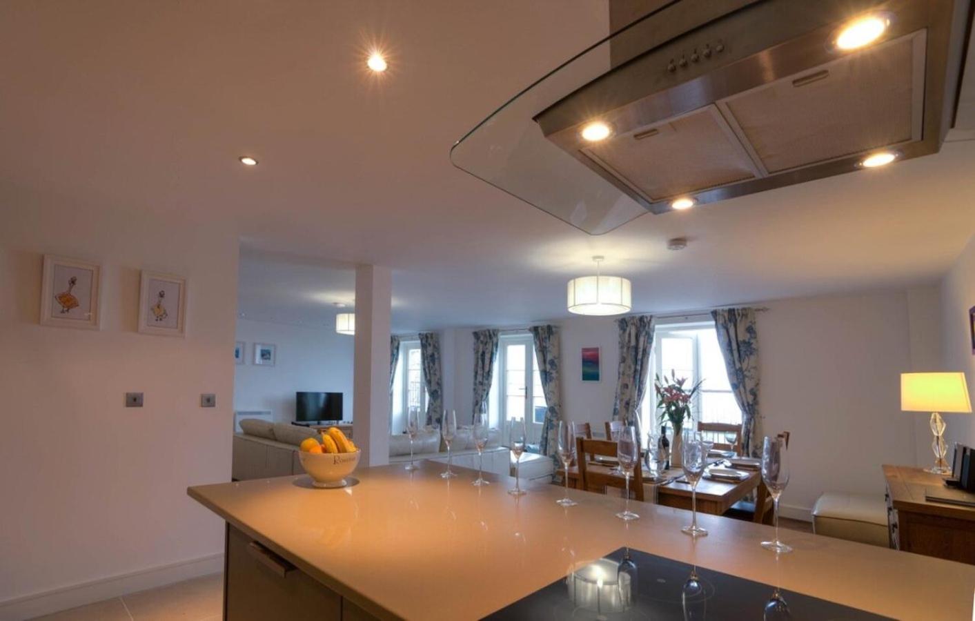Three-Bedroom Apartment with Balcony photo 2