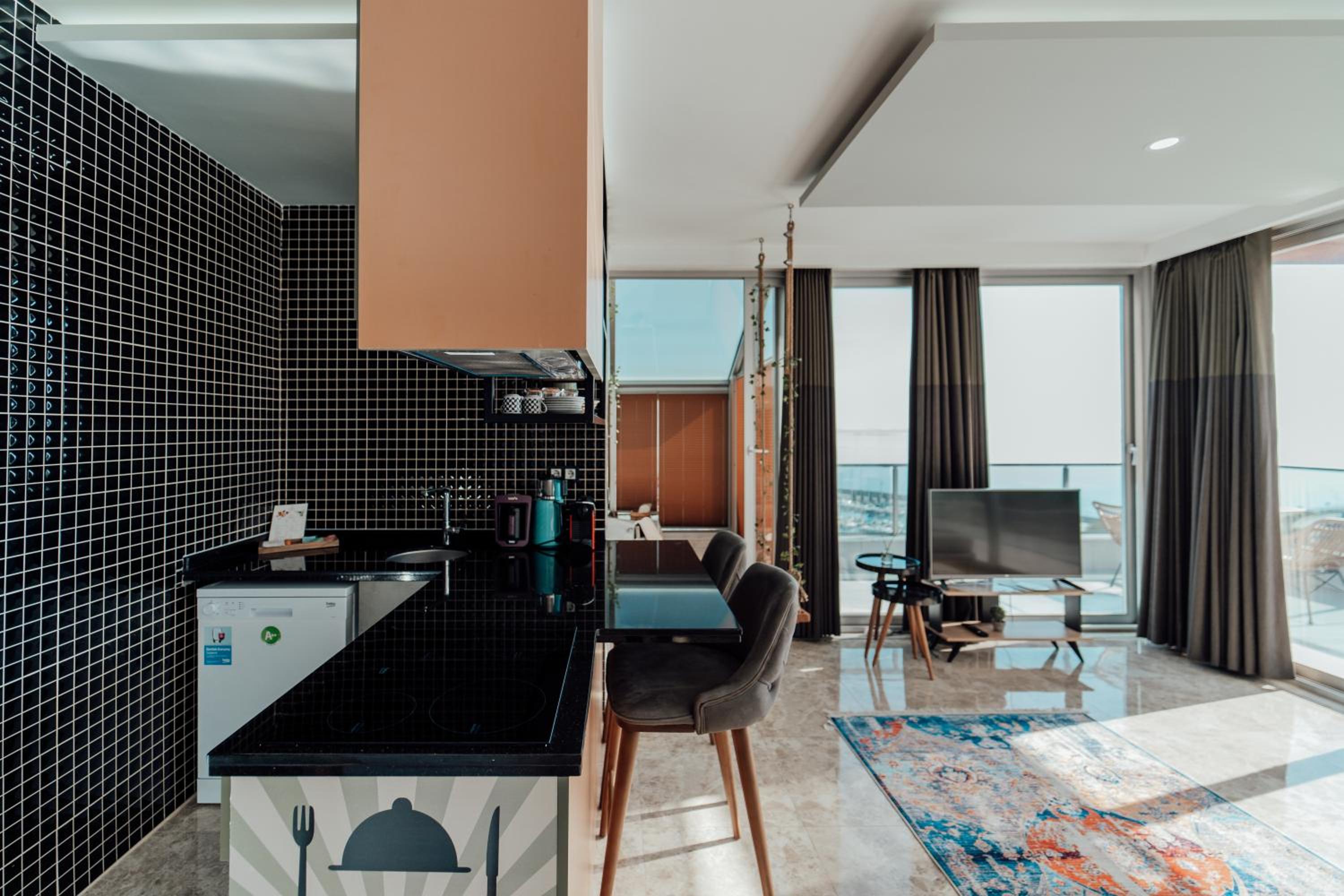 Deluxe Suite with Sea View - Photo 4