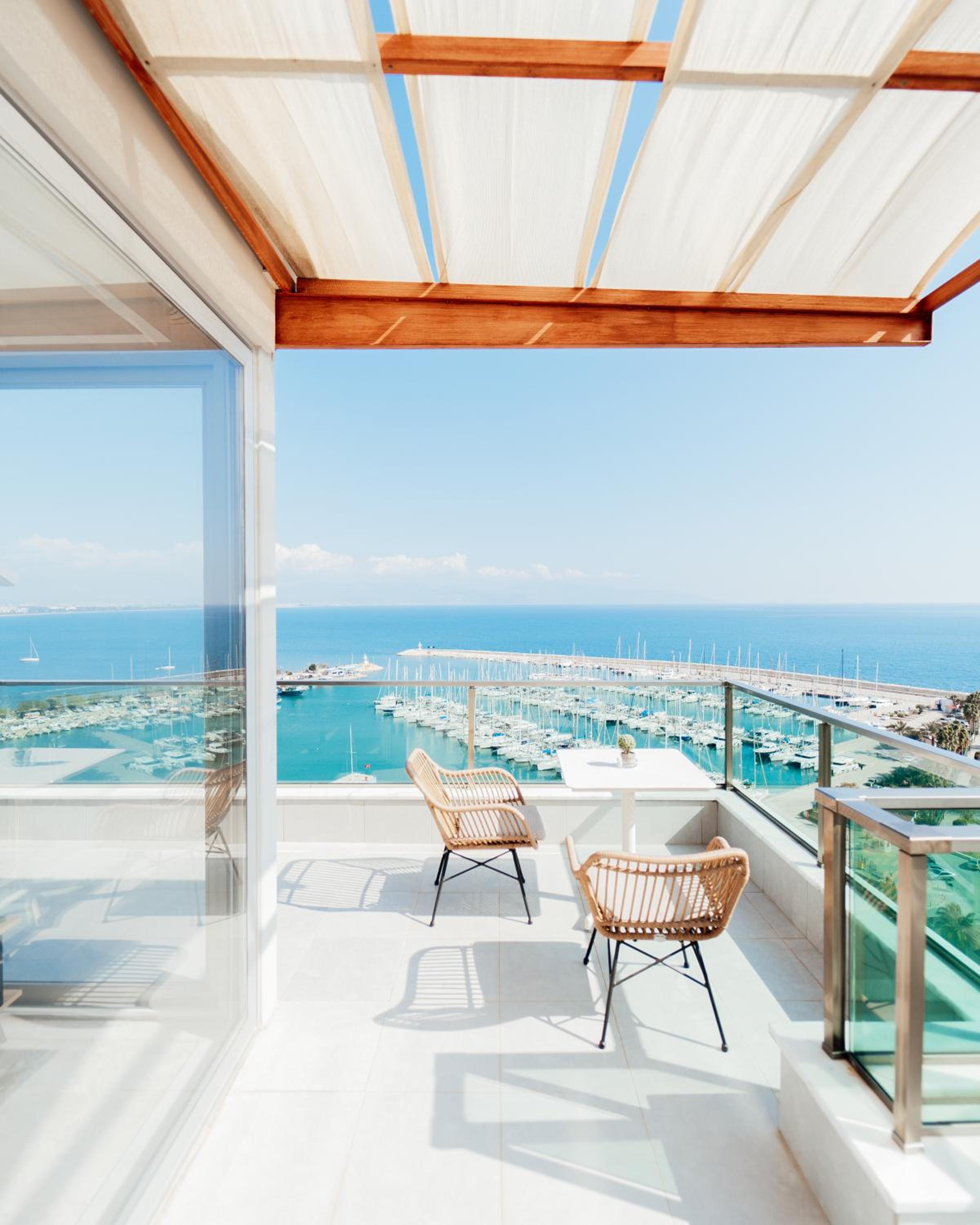 Deluxe Suite with Sea View - Photo 12