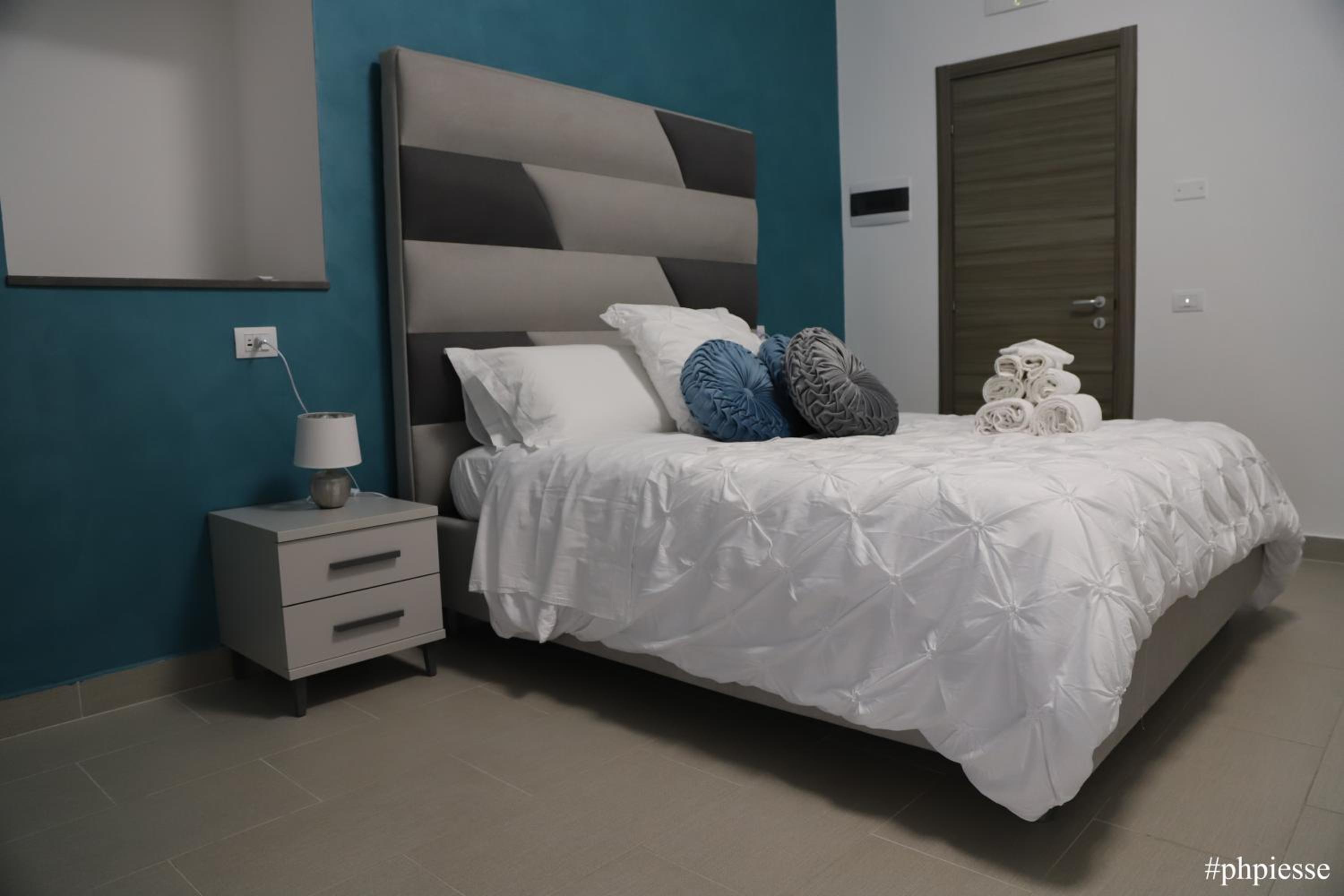 Queen Room with Balcony - Photo 6