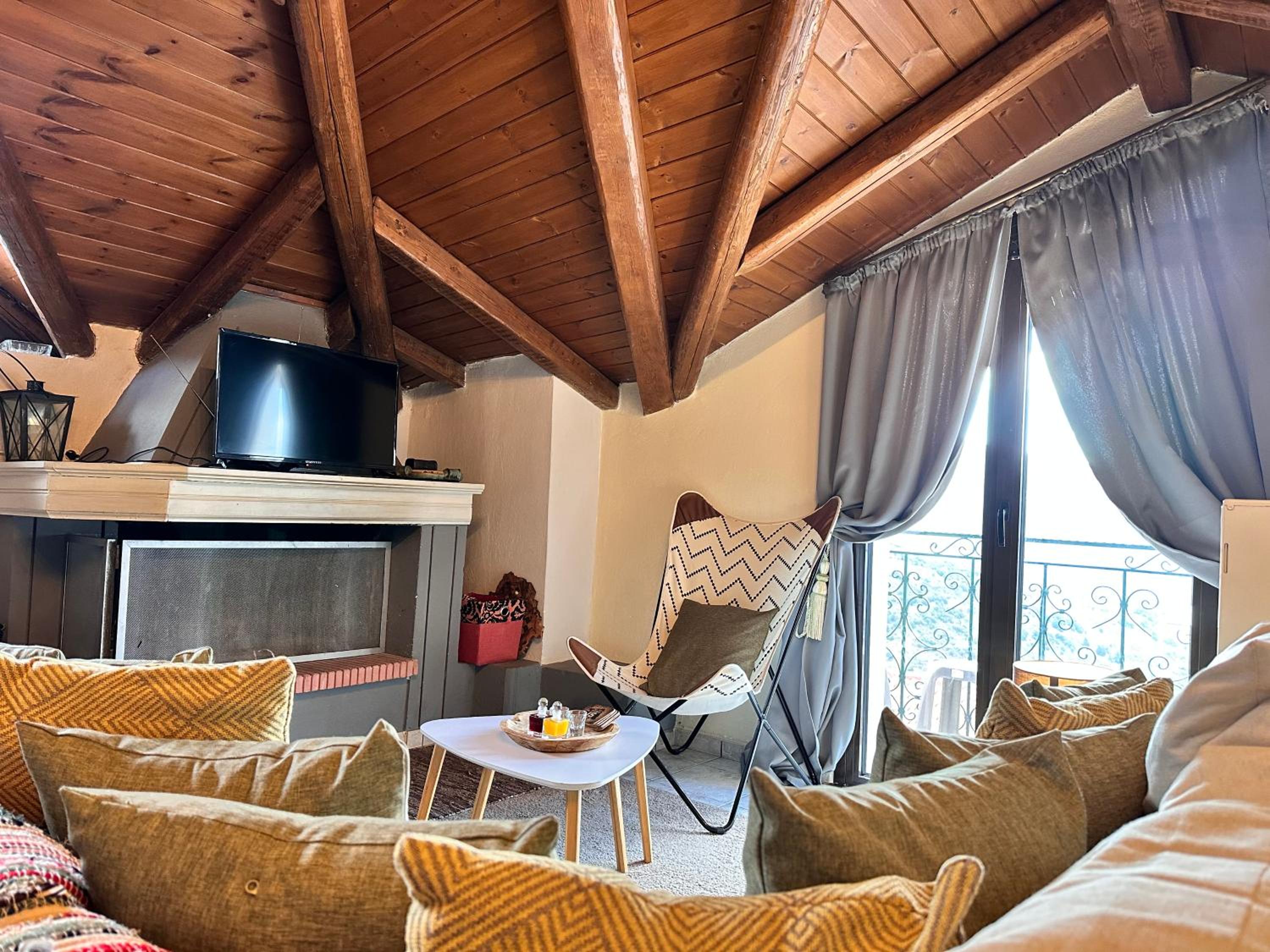 One-Bedroom Apartment with Balcony and Mountain View   photo 1