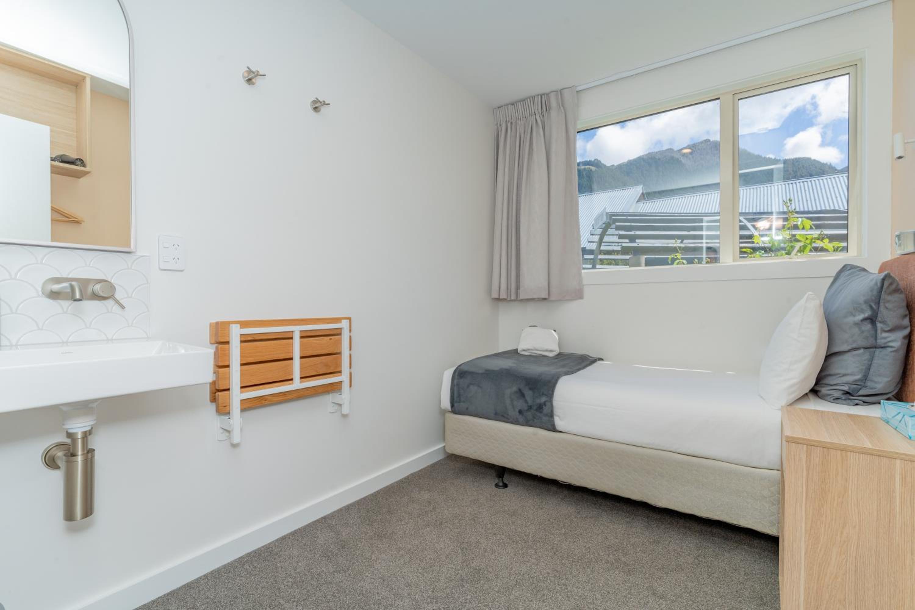 Single Room with Shared Bathroom photo 1