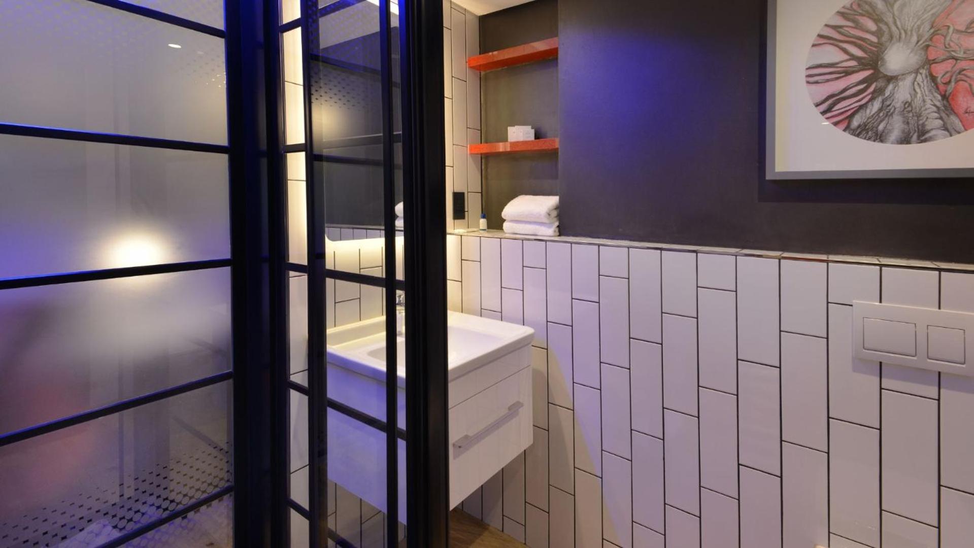 Executive Suite - Photo 19