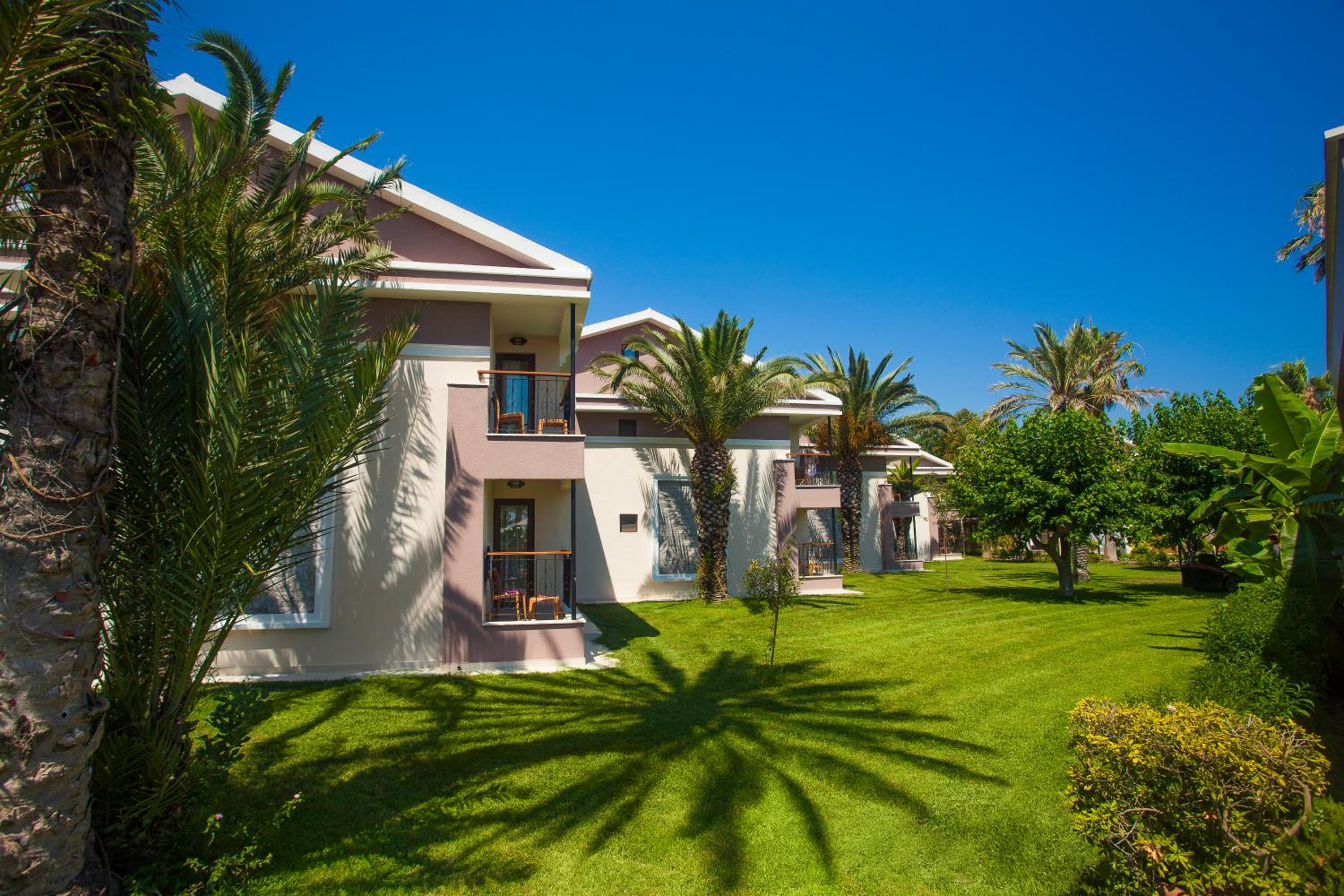 Relax in elegant surroundings, just steps from paradise!