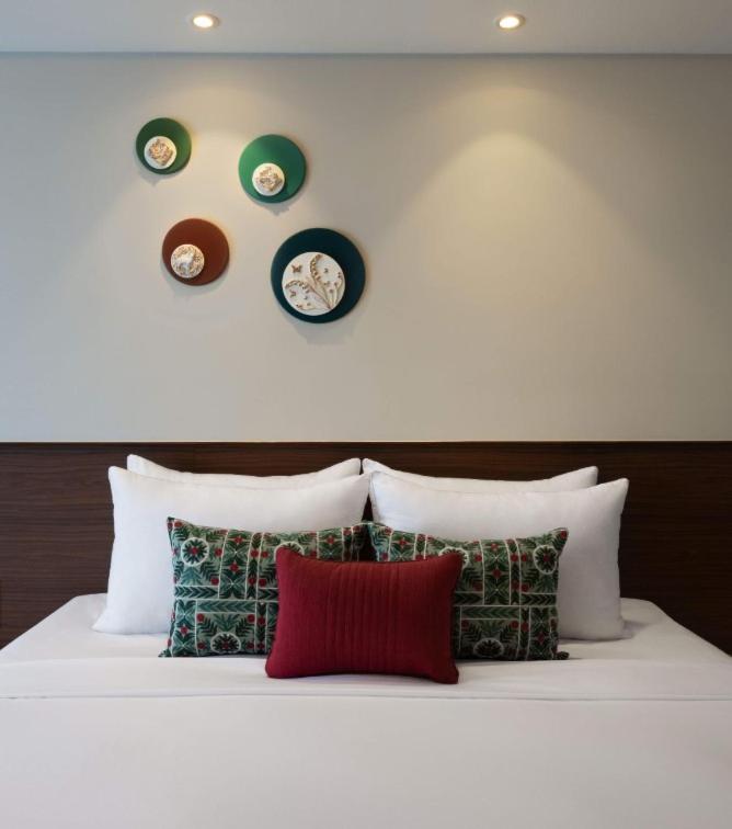 Deluxe Room King Bed with Complimentary Indoor & Outdoor Activities photo 2
