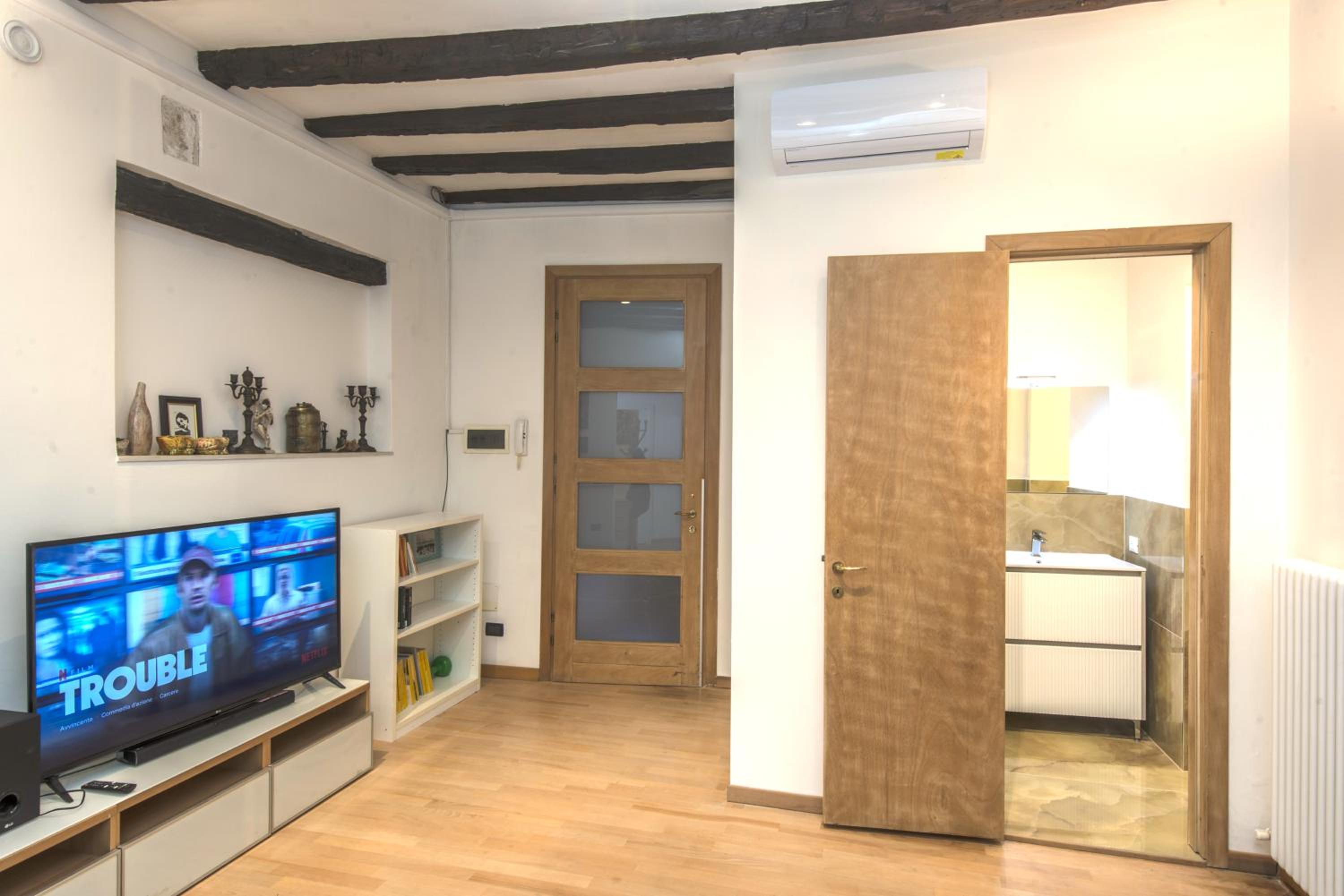 One-Bedroom Apartment photo 2