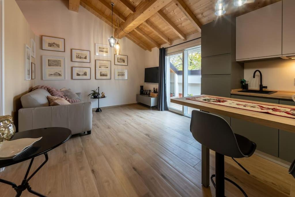 One-Bedroom Apartment photo 1