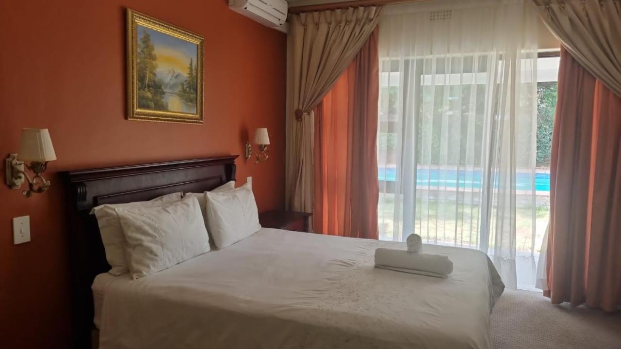 Double Room with Pool View photo 1