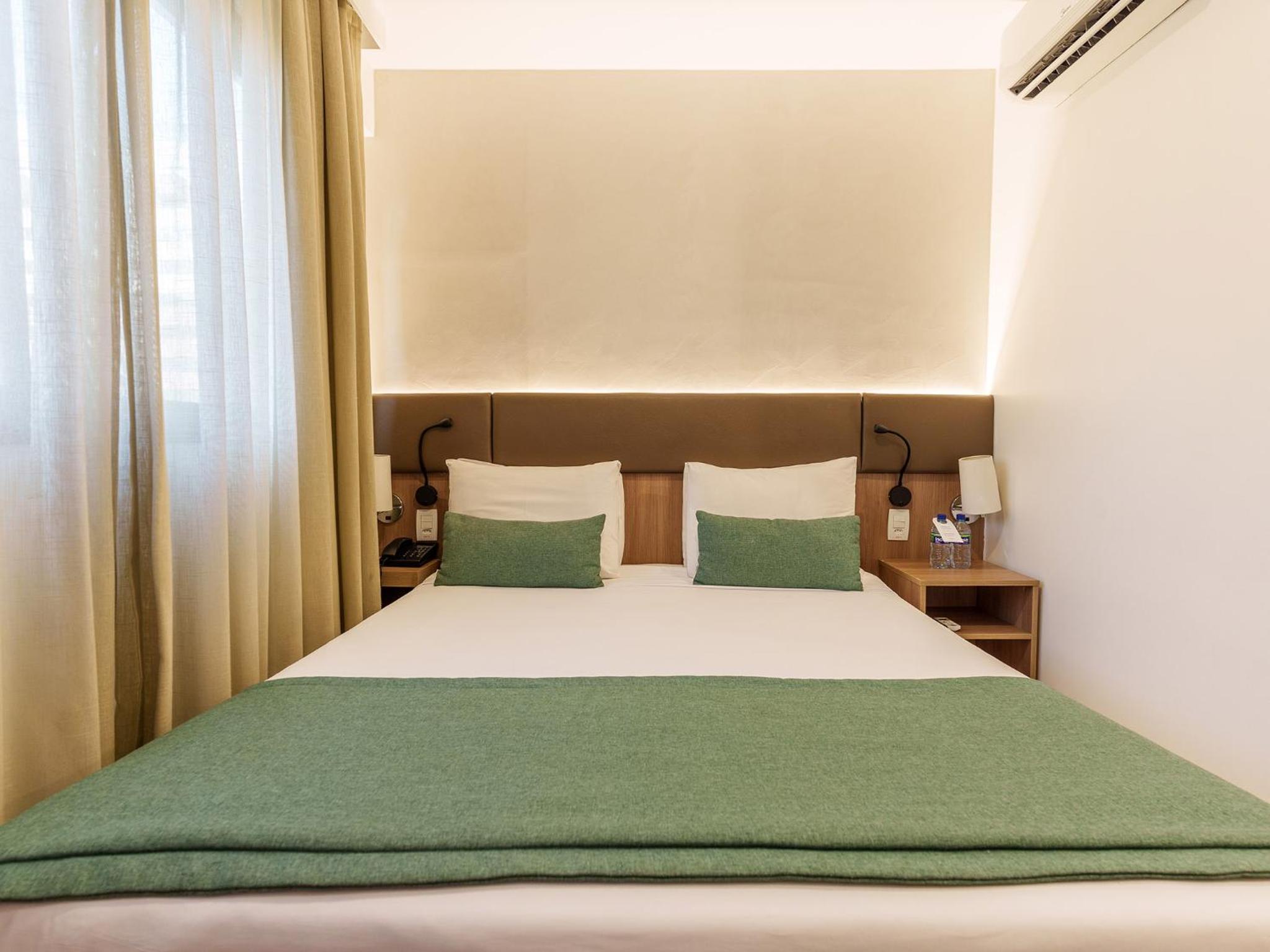 Athos Bulcão Hplus Executive — Standard Triple Room